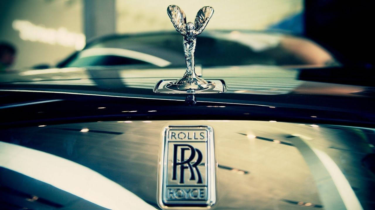 Royce 桌布 壁紙 — 勞斯萊斯引擎蓋飾物和標誌的特寫，位於時尚黑色汽車上，背景模糊。