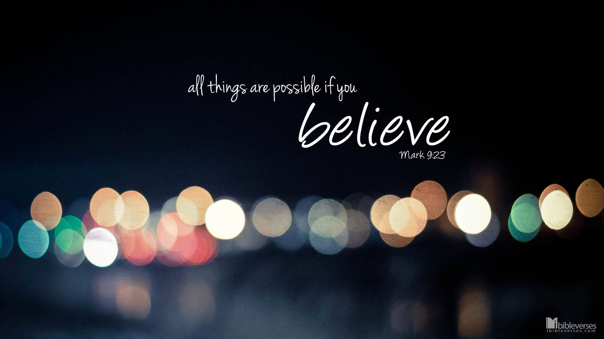 Bible Quotes 桌布 壁紙 — 勵志名言在黑暗夜空下發光，下方有彩色散景燈光。