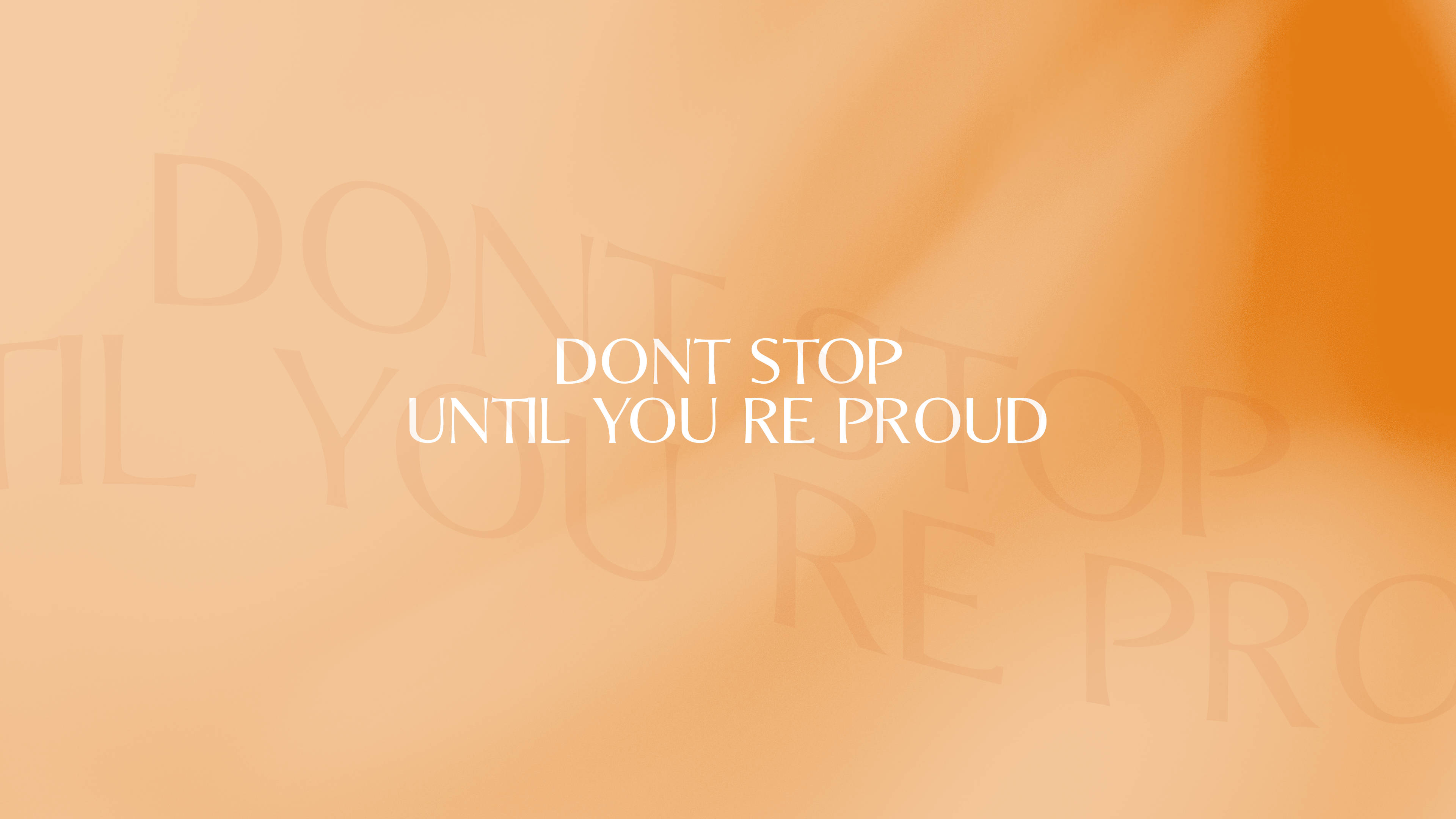 奶油色美學 桌布 壁紙 — 勵志文字，白色字樣 'DONT STOP UNTIL YOU RE PROUD' 置於柔和橙色漸變背景上，並帶有重複的褪色字母。