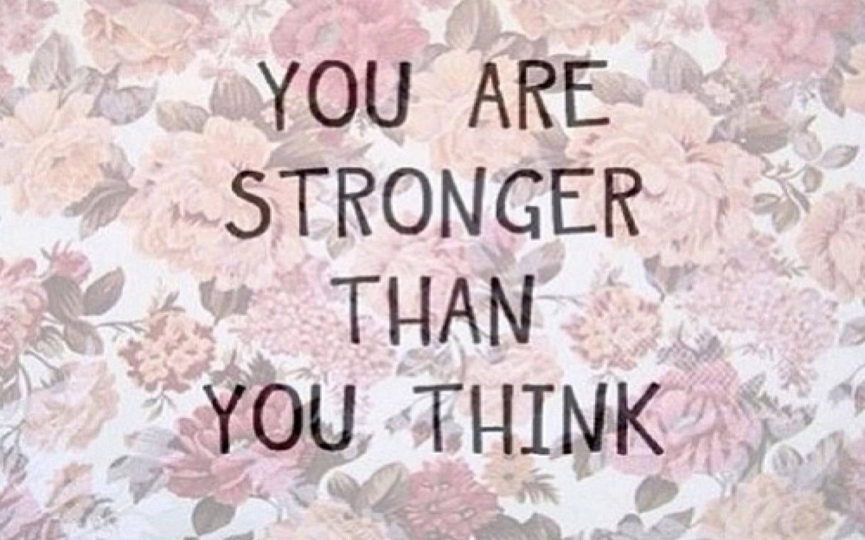 Positive Quotes 桌布 壁紙 — 勵志文字寫著「你比你想像中更堅強」，背景是帶有粉紅蜜桃和柔和綠色調的柔美花卉圖案。