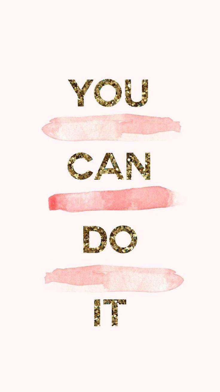 語錄 桌布 壁紙 — 勵志語句 you can do it 以閃爍金色字母呈現，由柔和粉紅色水彩筆觸分隔，背景為淡色。