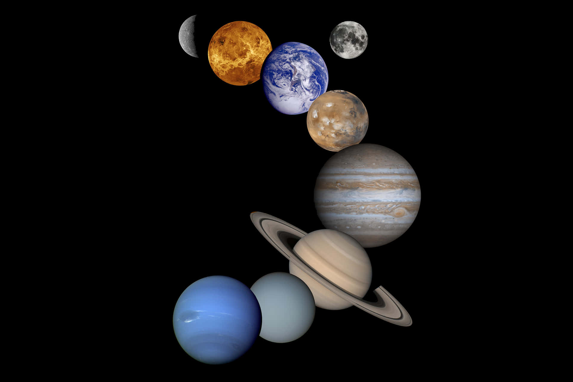 太陽系 桌布 壁紙 — 包括地球、火星、木星、土星和月球在內的行星和衛星以對角線瀑布形式排列，背景為黑色虛空。