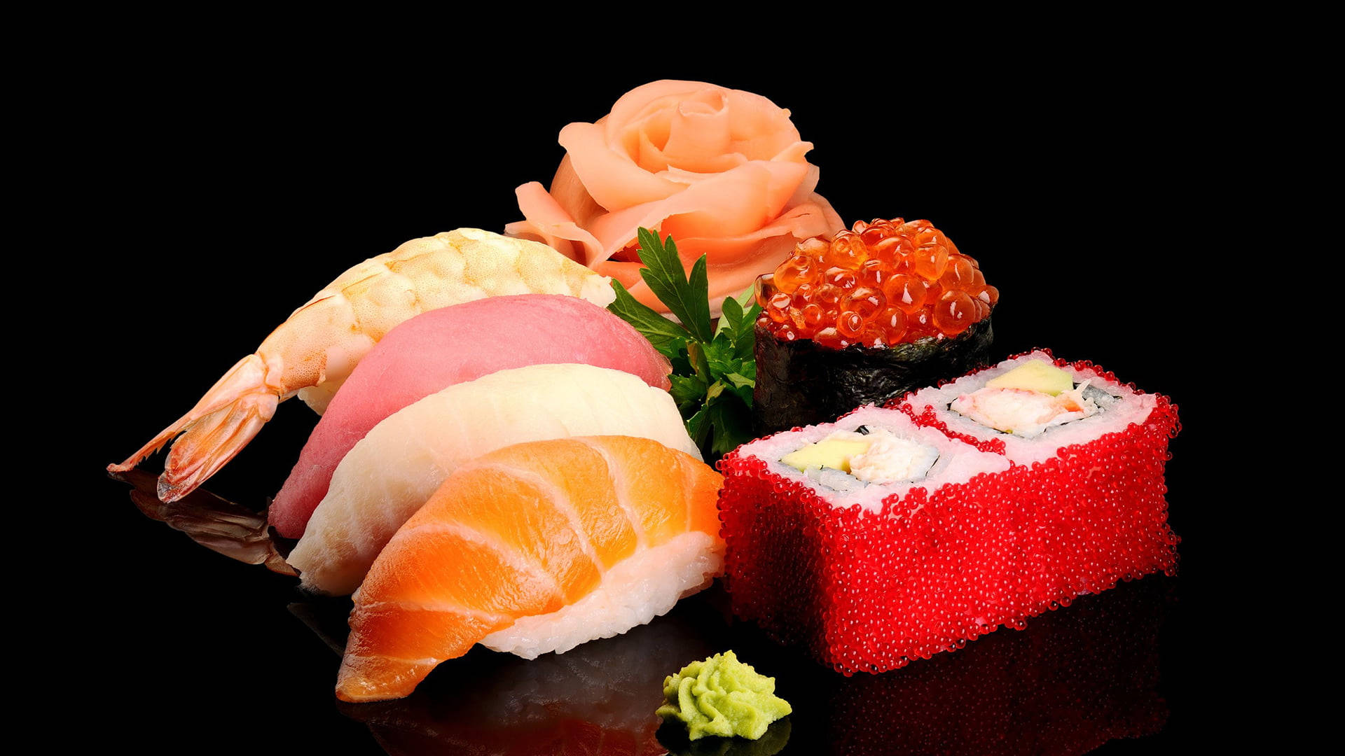 Sushi 桌布 壁紙 — 包括鮭魚、鮪魚、蝦和魚子的光澤壽司片，搭配玫瑰裝飾，放在黑色反光表面上。
