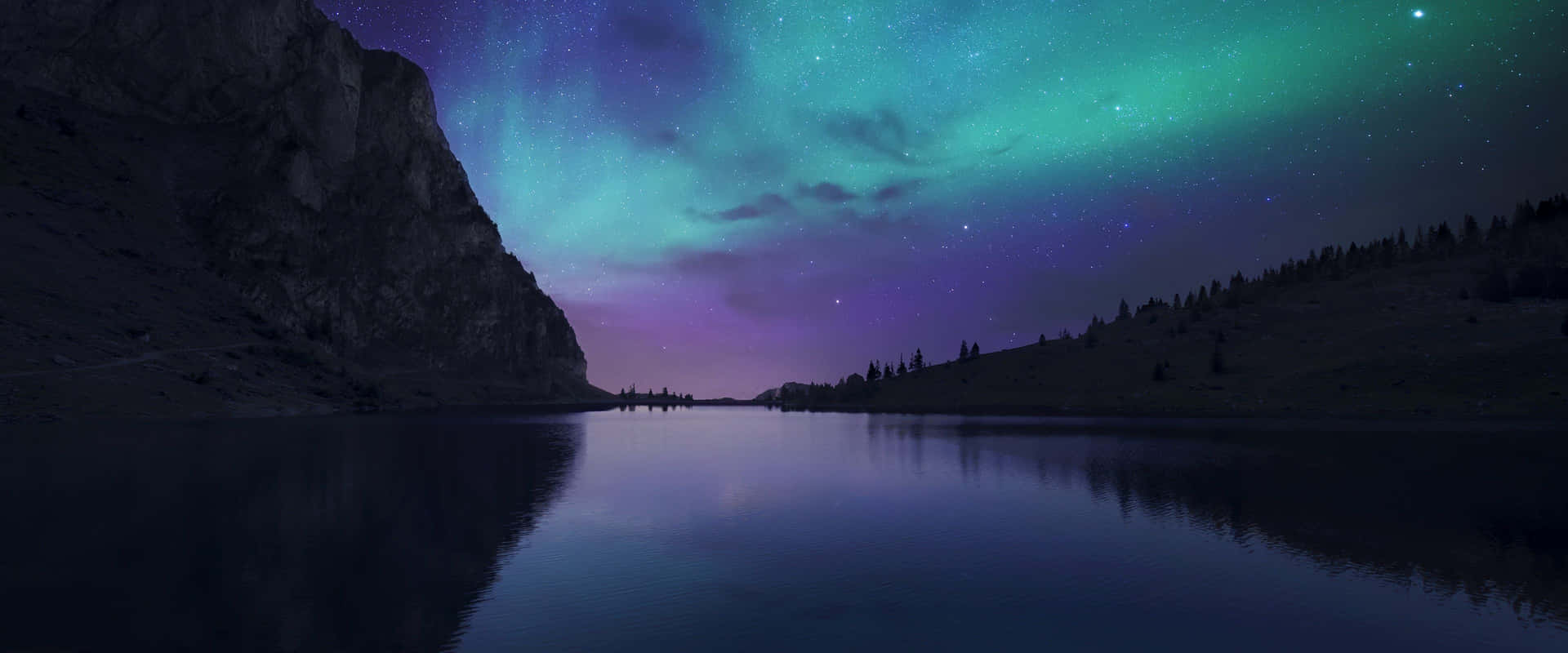北極光在夜晚的星空湖泊上發光，帶有山脈倒影。 — 火影忍者 4K 桌布 壁紙