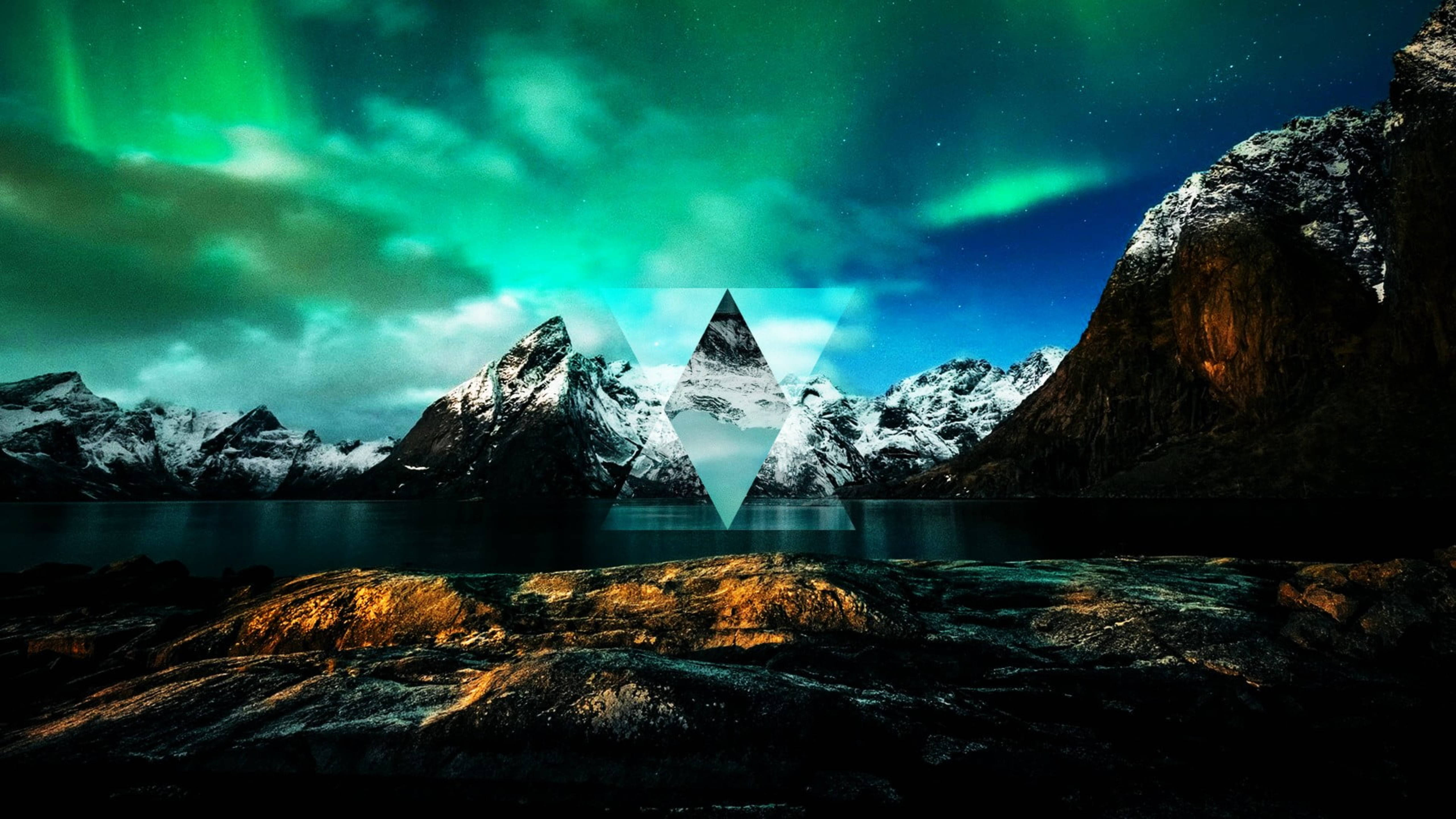 Polyscape 桌布 壁紙 — 北極光在星空下以鮮綠色舞動，映照在平靜湖面上的雪山倒影。