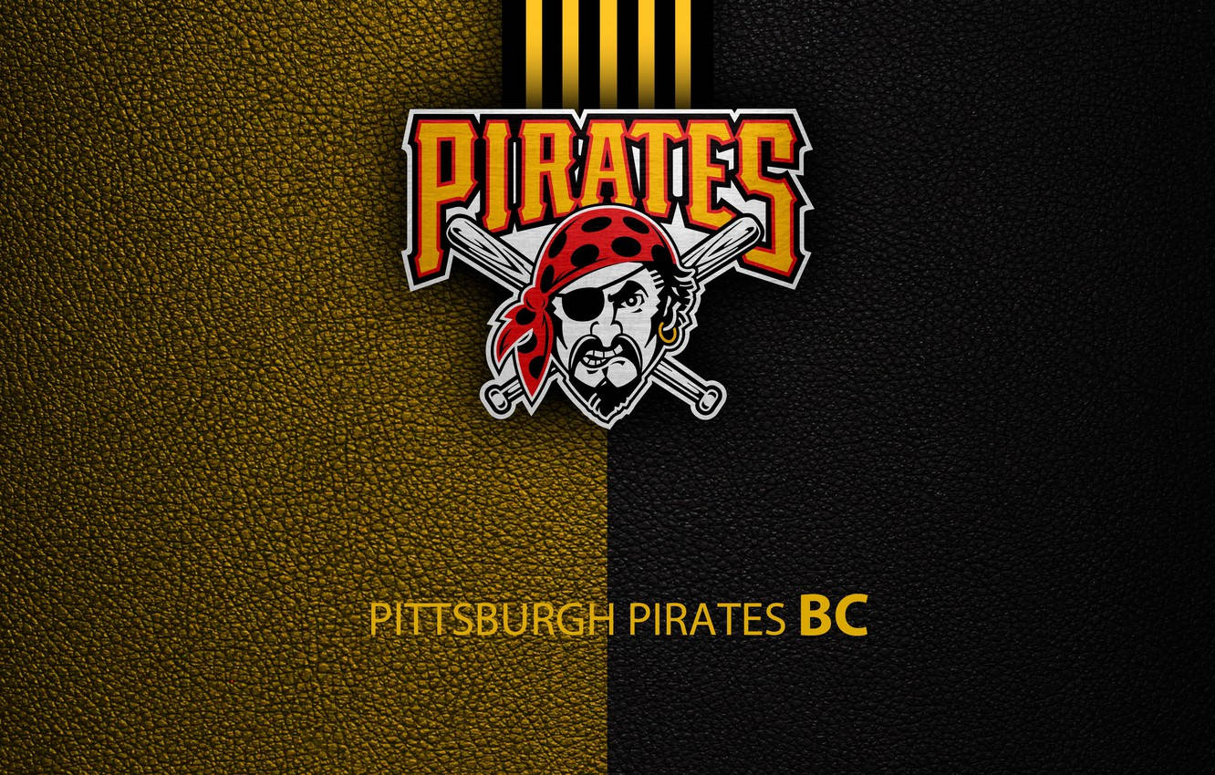 Pittsburgh Pirates 桌布 壁紙 — 匹茲堡海盜隊棒球標誌，帶有海盜吉祥物，背景為紋理金黑皮革。