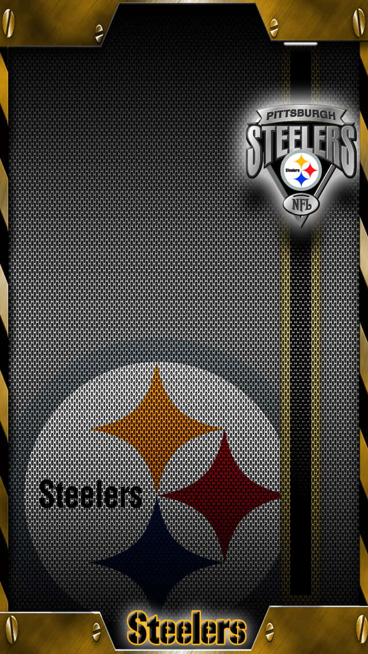 Steelers Phone 桌布 壁紙 — 匹茲堡鋼人隊NFL標誌和球隊名稱顯示在帶有工業框架的紋理黑色和金色金屬背景上。