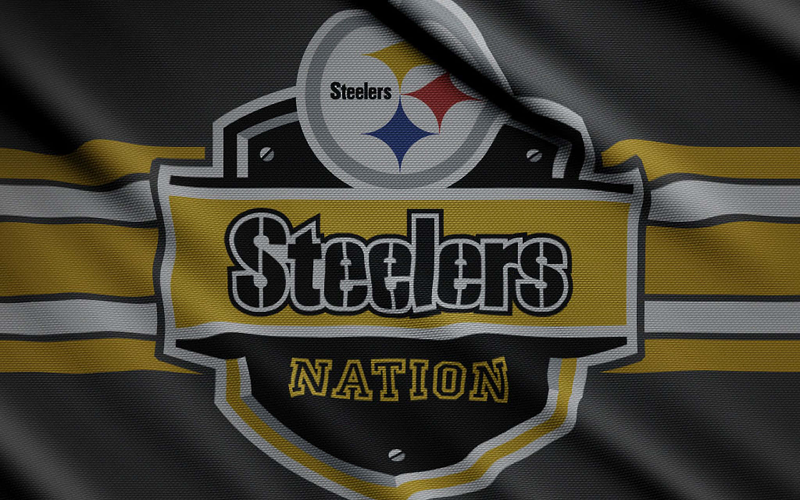 Pittsburgh Steelers Logo 桌布 壁紙 — 匹茲堡鋼人隊旗幟的特寫，帶有醒目的黃色、黑色和白色條紋，並突出顯示球隊標誌。