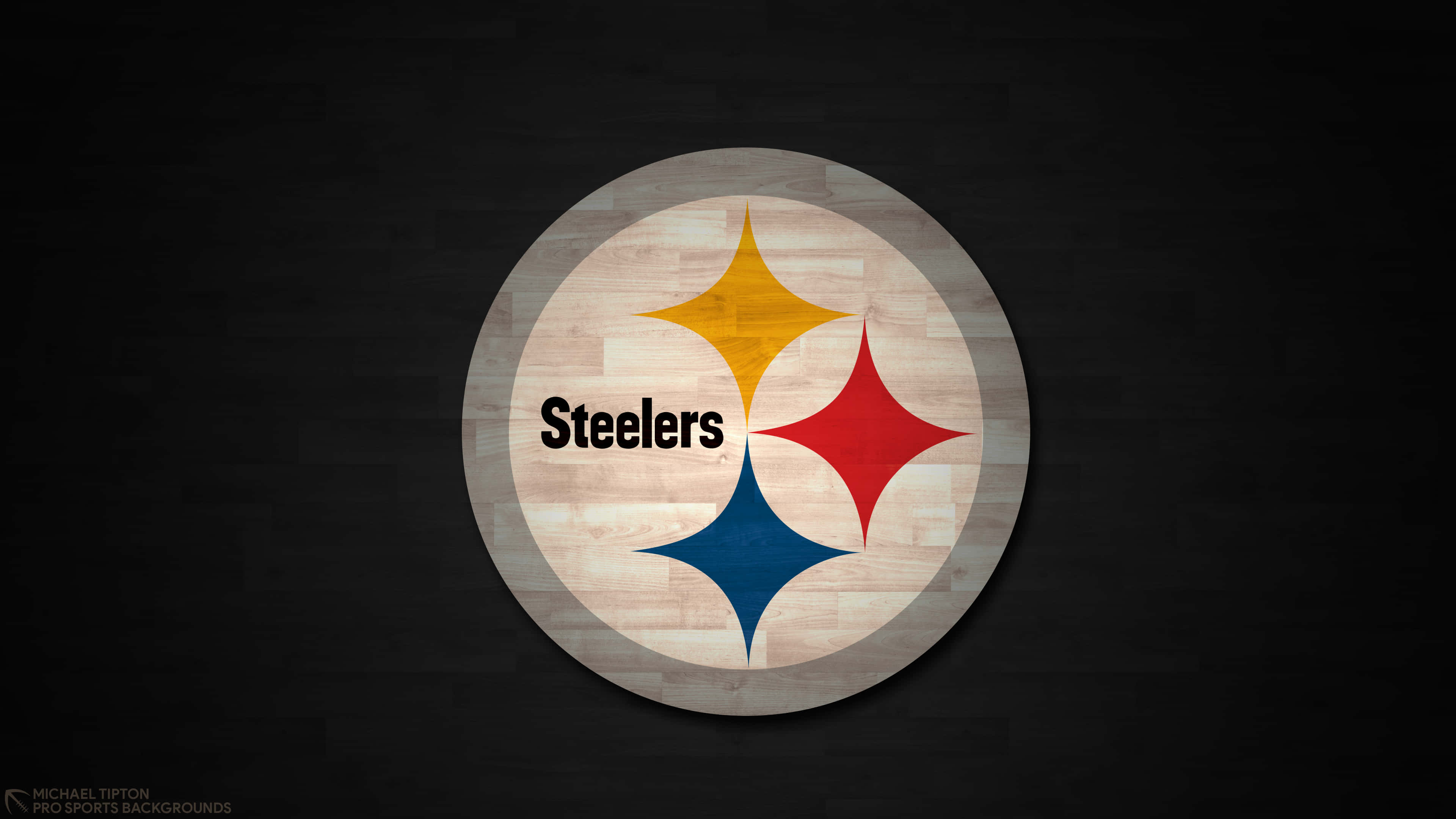 Pittsburgh Steelers Logo 桌布 壁紙 — 匹茲堡鋼人隊標誌在圓形木紋紋理上，背景為深色。