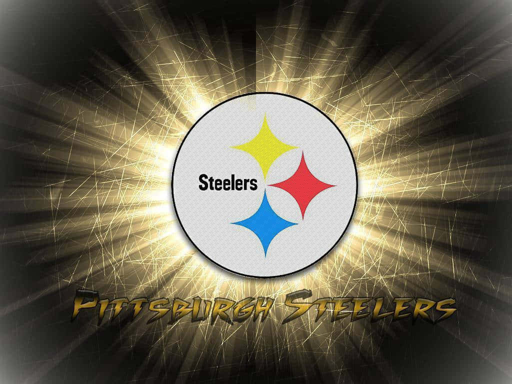 Pittsburgh Steelers Logo 桌布 壁紙 — 匹茲堡鋼人隊標誌在深色背景上散發金色光芒，帶有條紋和下方粗體球隊文字。