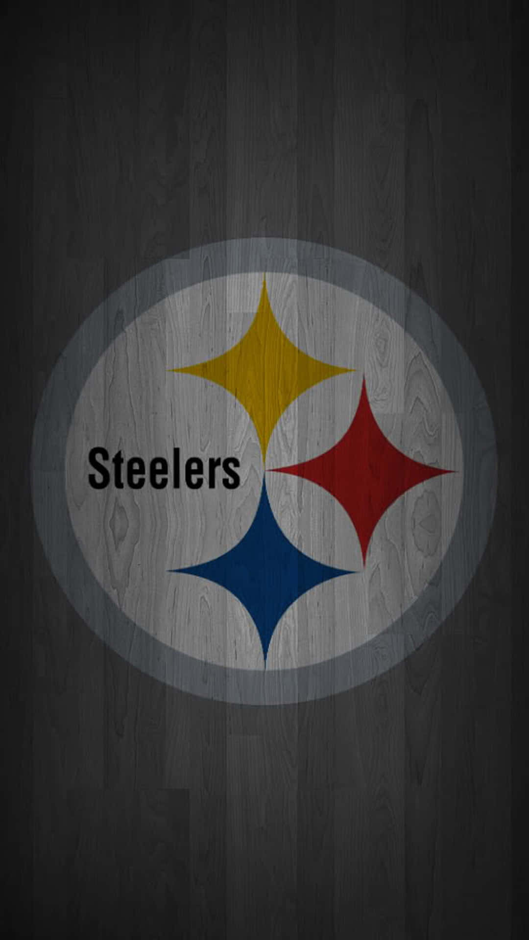 Steelers Phone 桌布 壁紙 — 匹茲堡鋼人隊標誌居中放置在深色木紋背景上，搭配大膽的黃色、紅色和藍色星爆設計。