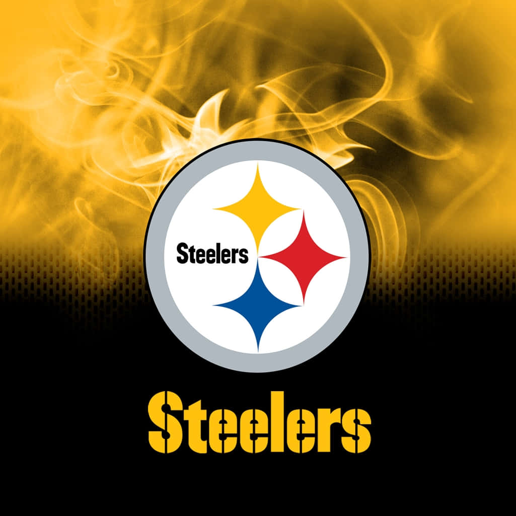 Pittsburgh Steelers Logo 桌布 壁紙 — 匹茲堡鋼人隊標誌居中放置於動態黃色煙霧背景上，下方有粗體黃色文字。