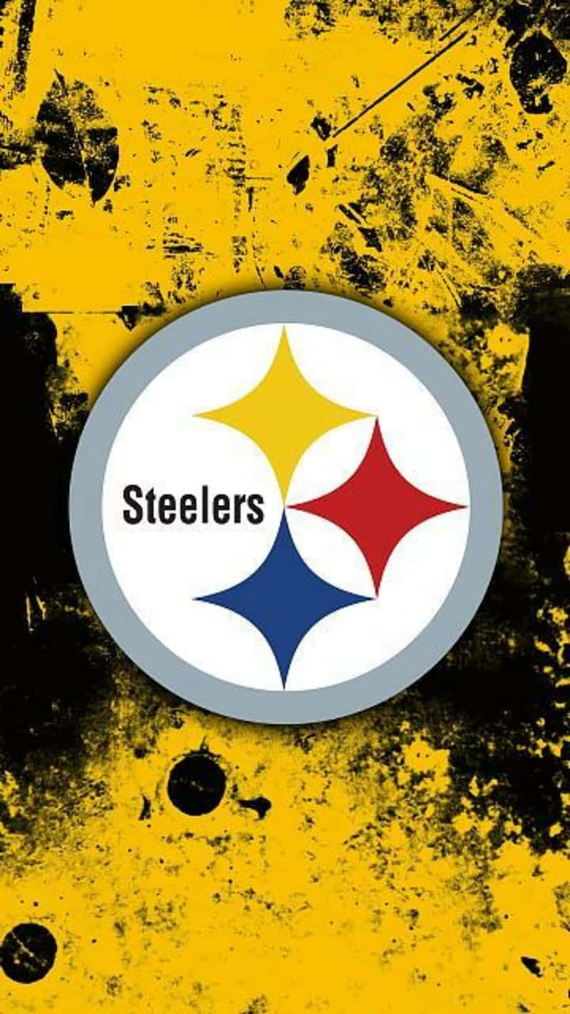 Steelers iPhone 桌布 壁紙 — 匹茲堡鋼人隊標誌居中放置於粗糙的黃色和黑色紋理背景上。