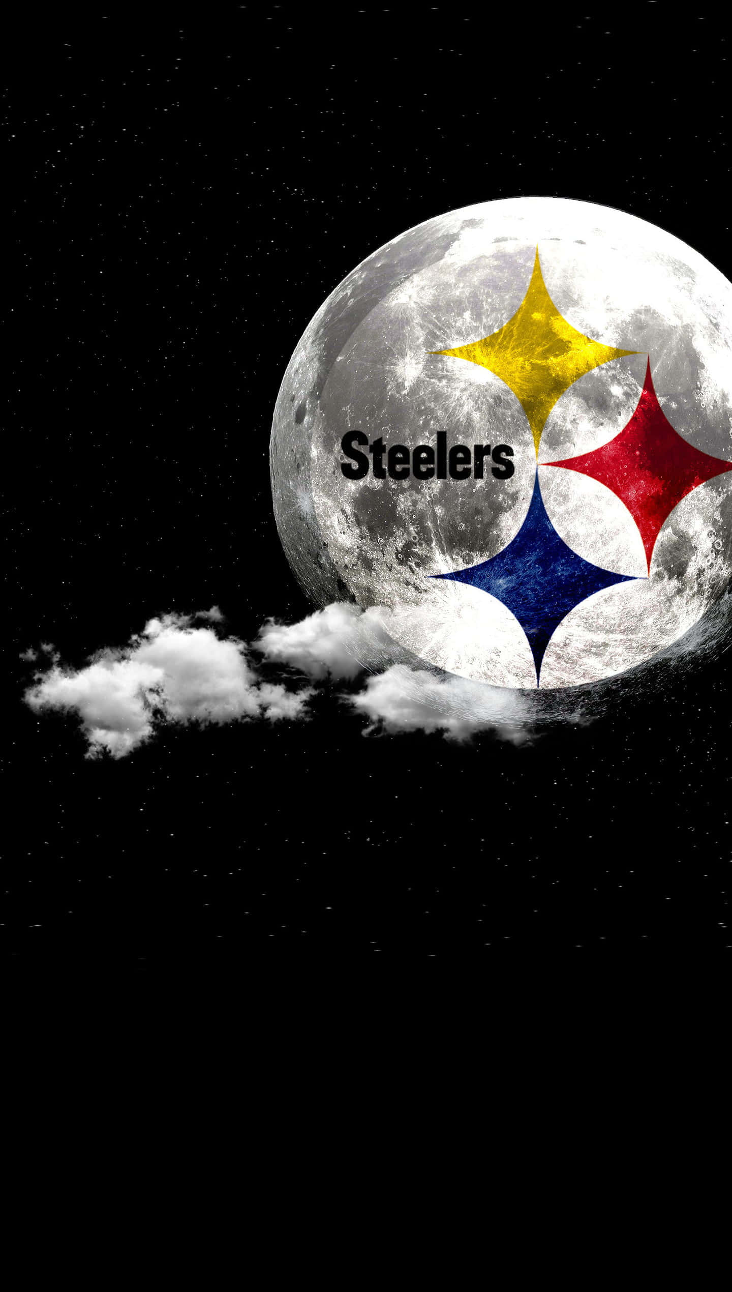 Steelers Phone 桌布 壁紙 — 匹茲堡鋼人隊標誌疊加在一個細節豐富的月亮上，背景是繁星點點的夜空，下方有縷縷雲彩。