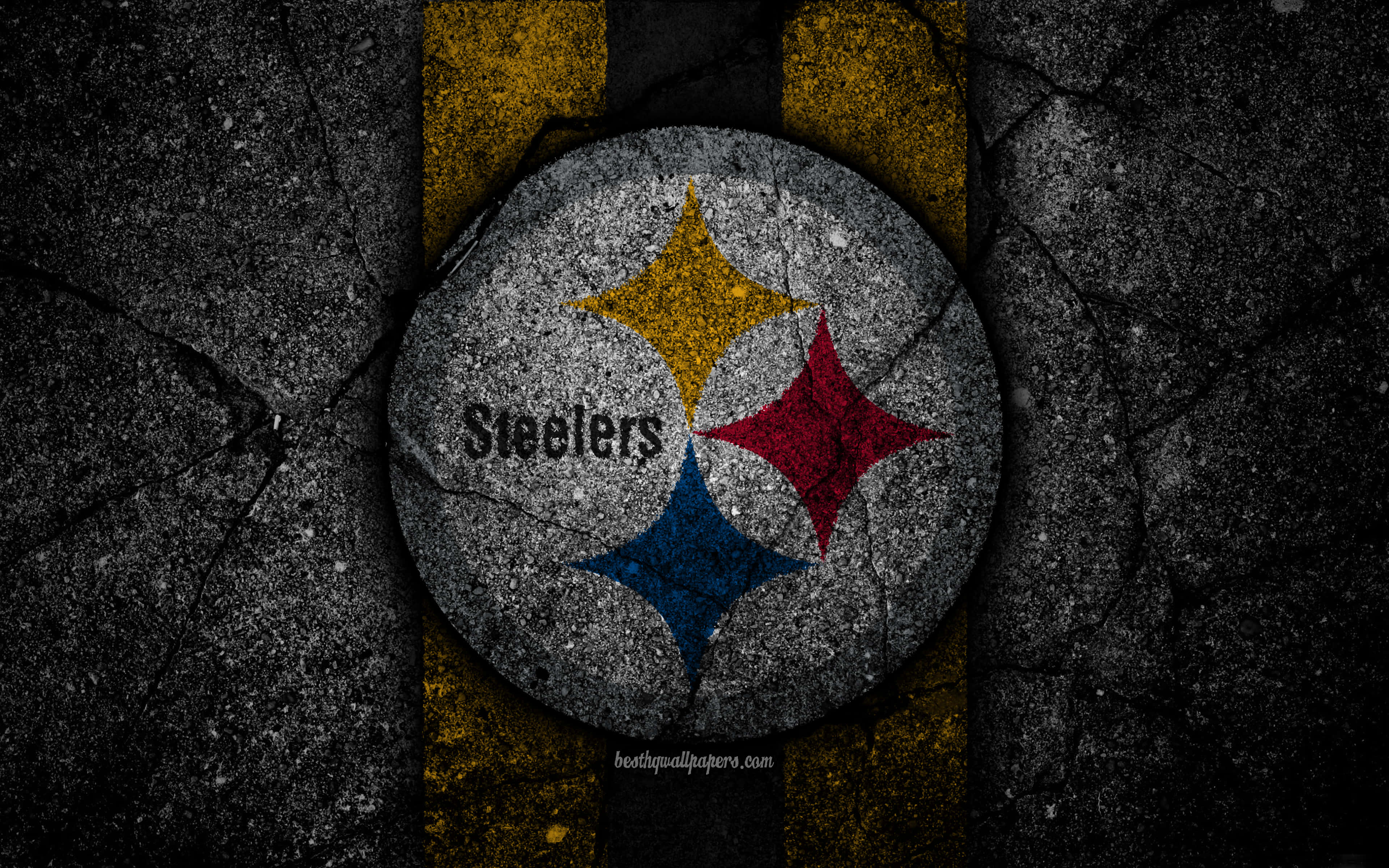 Pittsburgh Steelers Logo 桌布 壁紙 — 匹茲堡鋼人隊標誌蝕刻在裂開的混凝土上，背後有黃色、黑色和金色的條紋。
