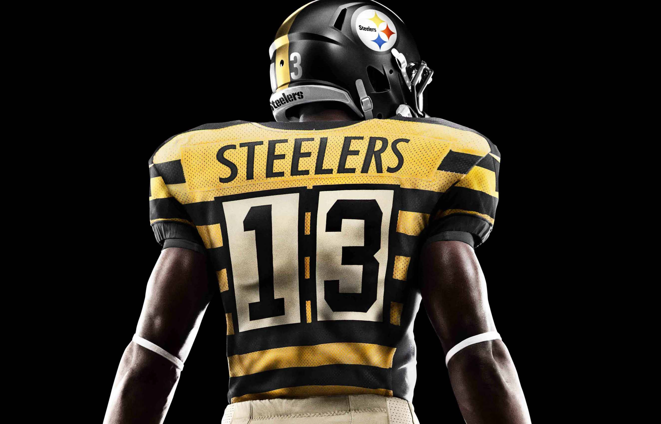 NFL Players 桌布 壁紙 — 匹茲堡鋼人隊美式足球員身穿黃黑色13號球衣，黑色背景，背面視角。