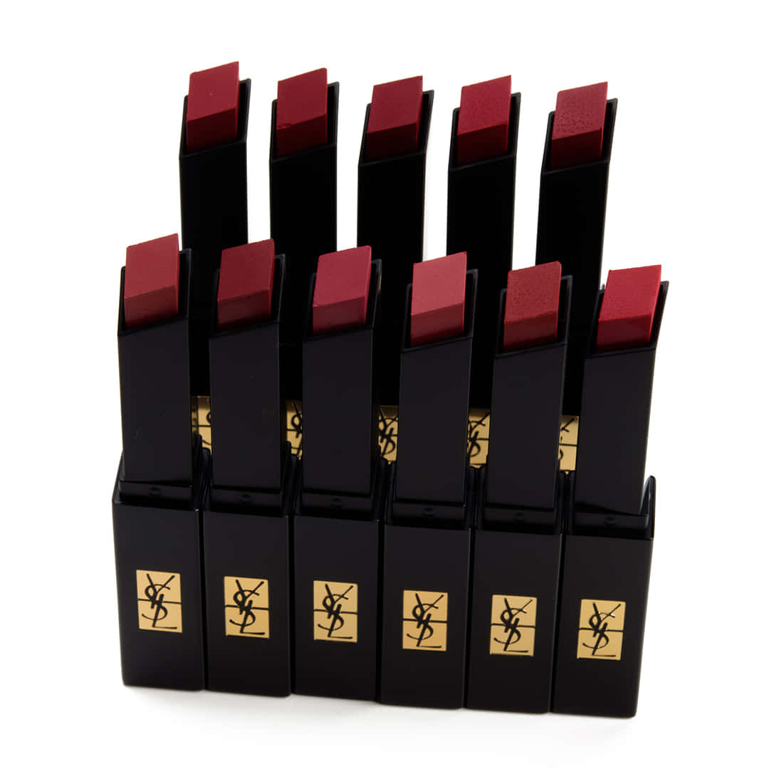YSL 桌布 壁紙 — 十支黑色YSL唇膏，紅色色調，在白色背景上排列成兩行。