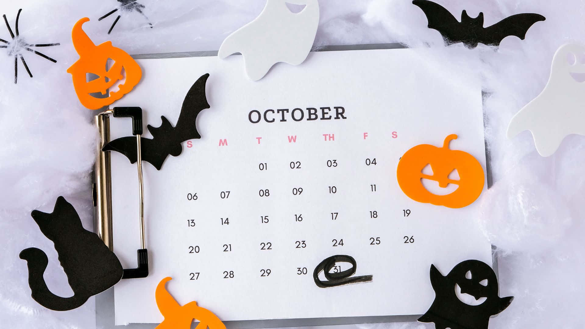 October 31st 桌布 壁紙 — 十月日曆，周圍環繞著橙色南瓜、黑色蝙蝠和白色幽靈，背景為蓬鬆白色。