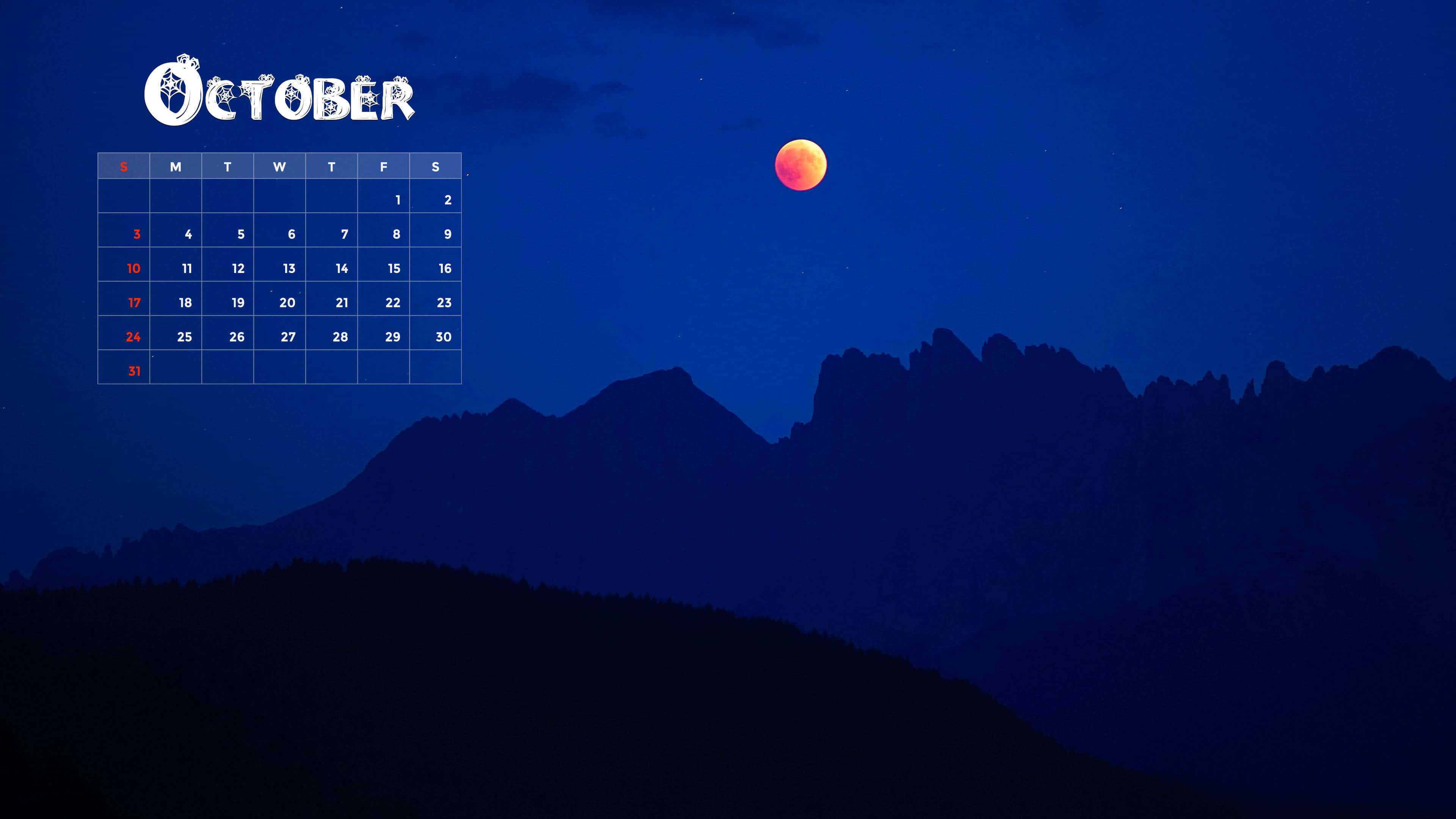 October 2021 Calendar 桌布 壁紙 — 十月的日曆漂浮在深藍色的夜空中，一輪發光的橙色月亮懸掛在鋸齒狀的山巒剪影之上。