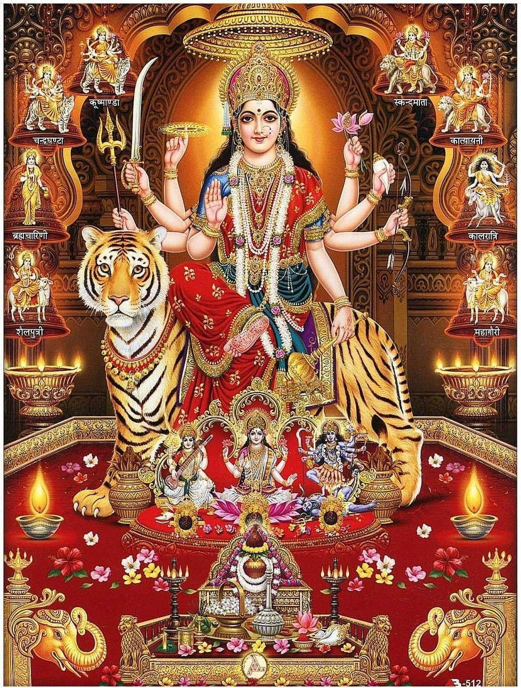 Vaishno Devi 桌布 壁紙 — 十臂女神杜爾迦騎著老虎，身處金色寺廟裝飾和點燃的油燈之中，被她的神聖隨從包圍。