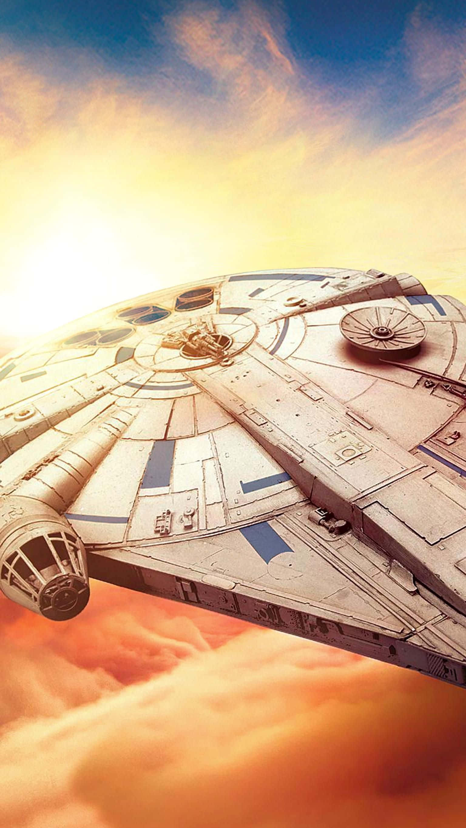 Solo A Star Wars Story 桌布 壁紙 — 千年鷹號在充滿活力的日落天空中翱翔，下方有雲層，金色光芒照亮其飽經風霜的船體。