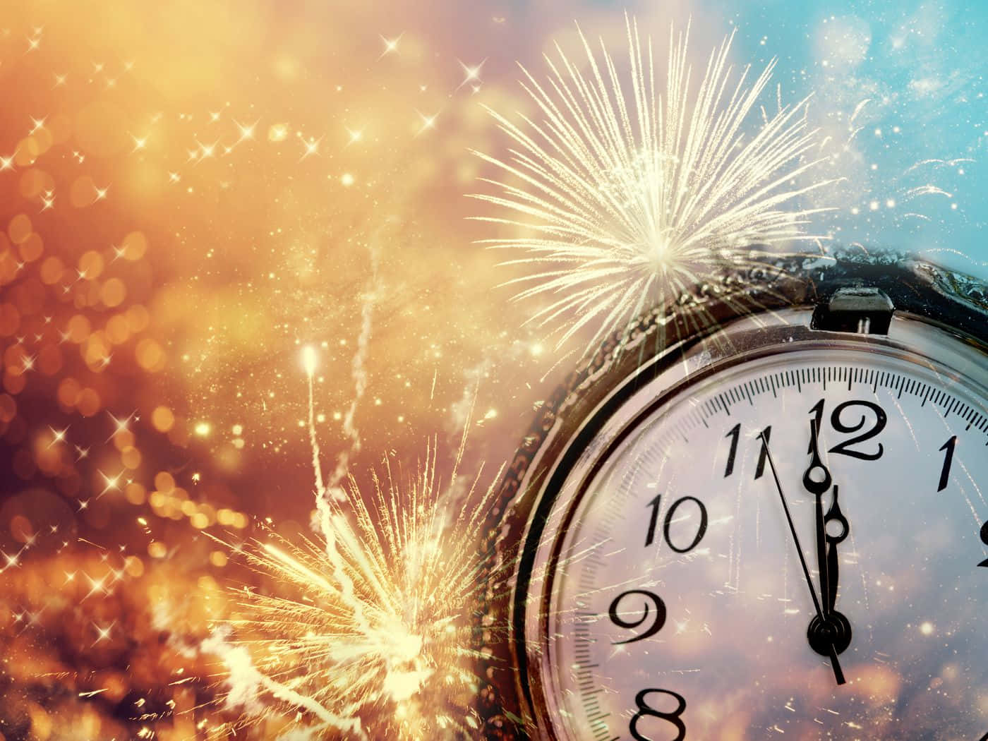 Clock 桌布 壁紙 — 午夜時分，一個復古時鐘被金色煙火和閃爍燈光包圍，映襯著暮色天空。