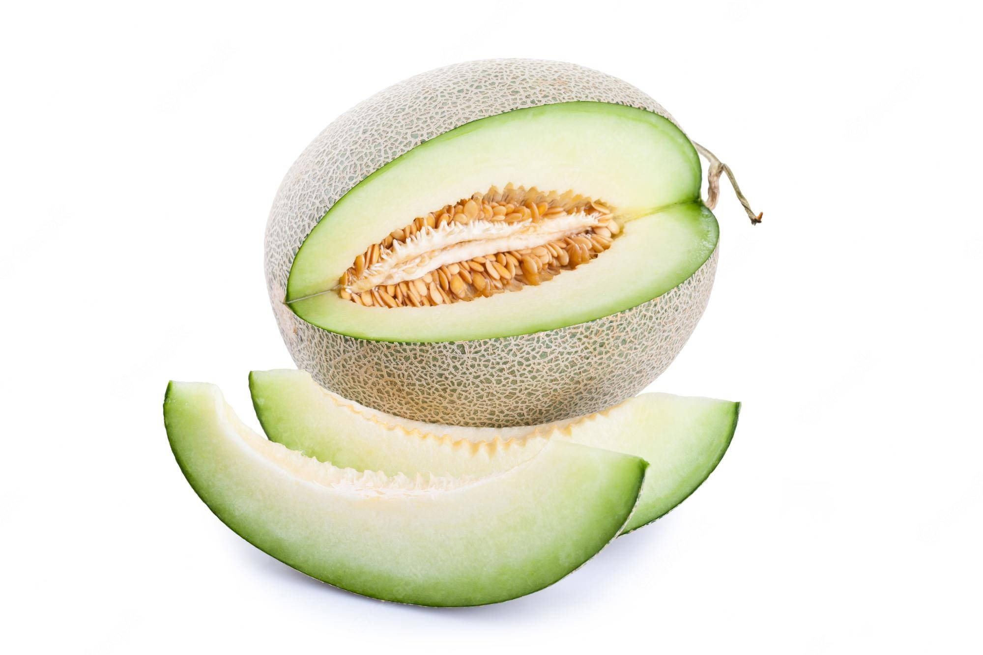 Fruits 桌布 壁紙 — 半個哈密瓜，帶有多汁的綠色果肉和種子，旁邊放著兩片切片，背景為純白色。