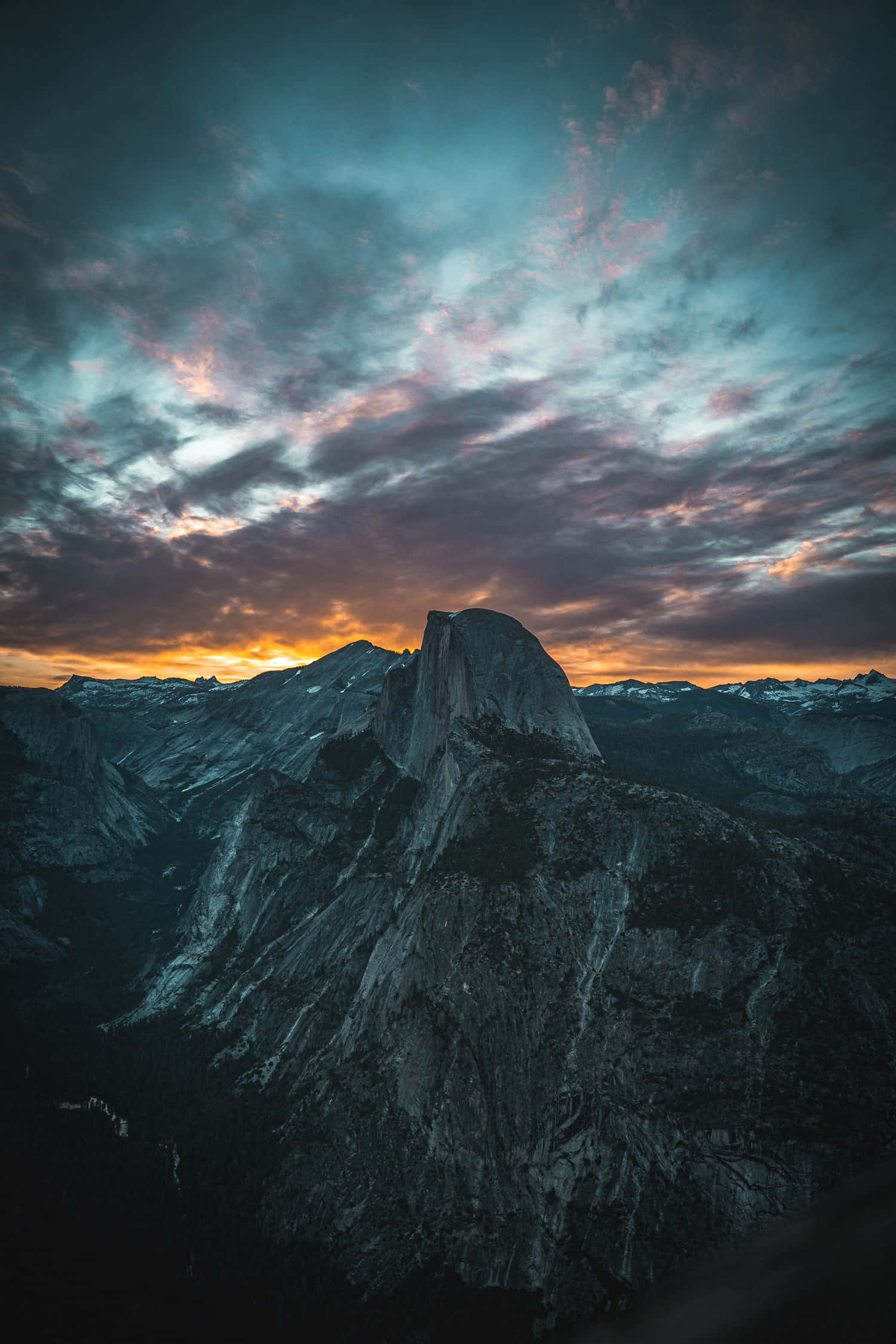 Tumblr Photography 桌布 壁紙 — 半圓頂在暮色蒼穹下巍然聳立，天空染上火橙色與深藍綠色雲彩。