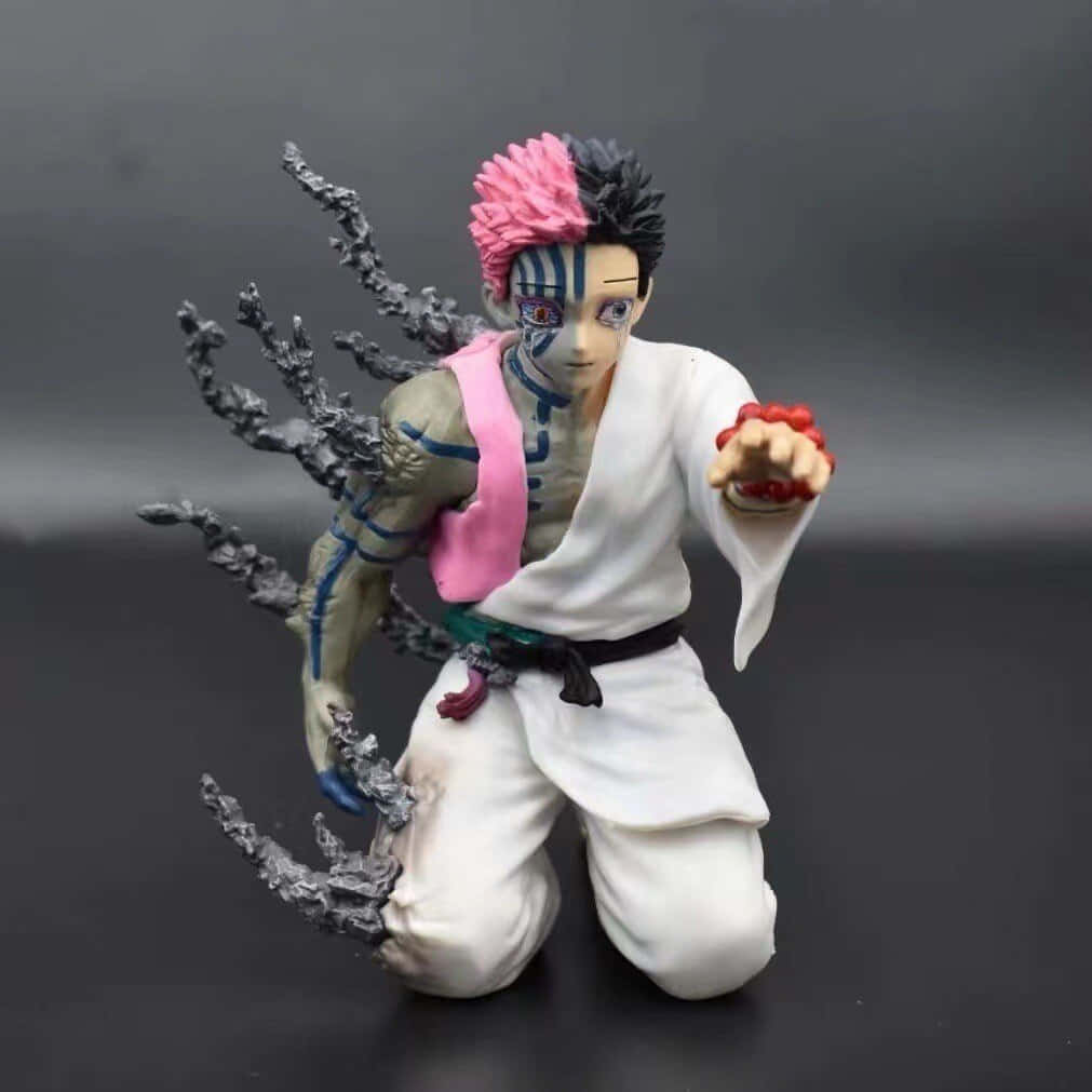 Demon Slayer Half-demon 桌布 壁紙 — 半粉半黑頭髮的戰士動漫人偶，身穿白色道服帶藍色標記，銀色利爪手臂，以戰鬥姿勢跪地。