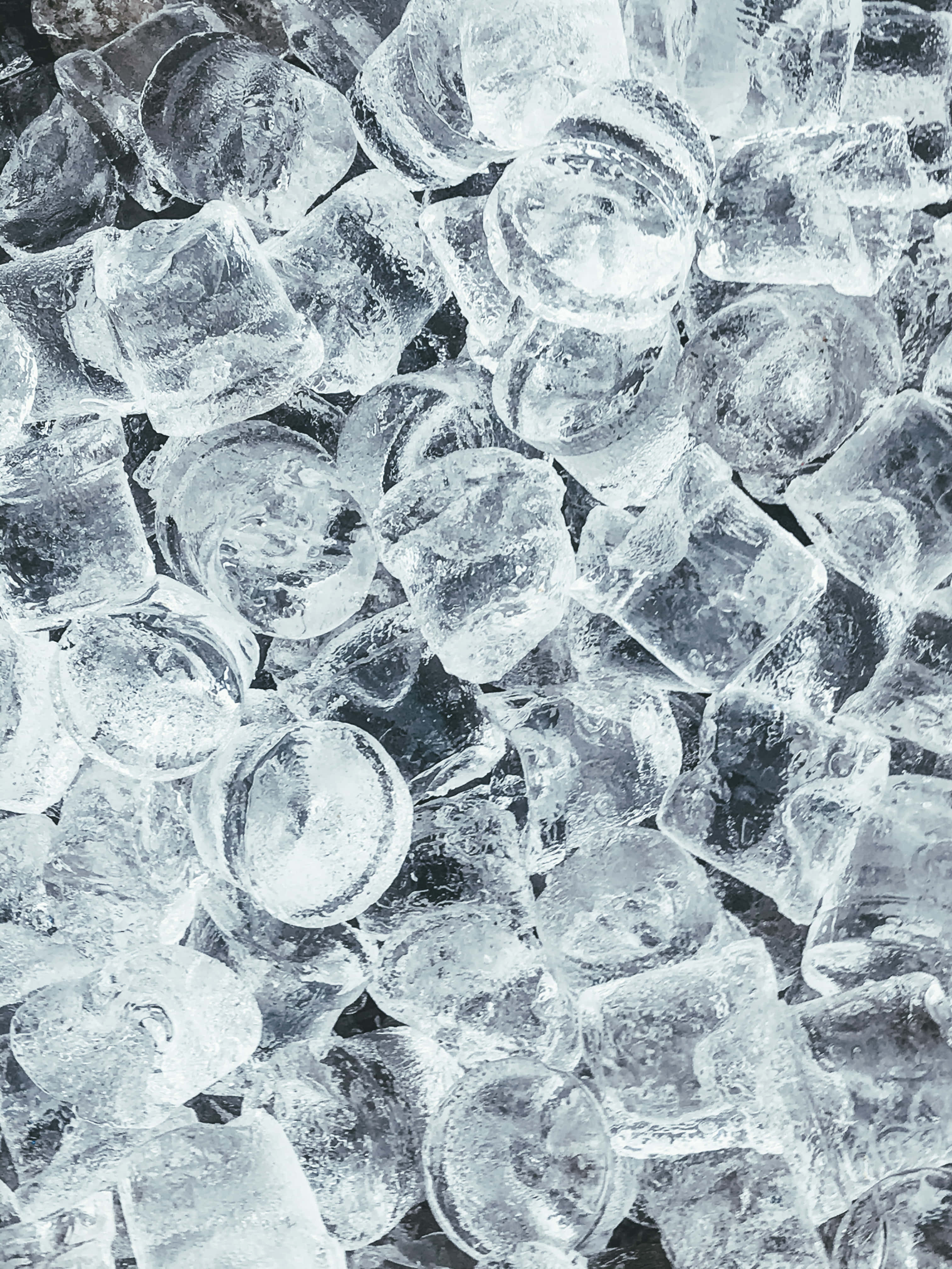 Icy 桌布 壁紙 — 半透明冰塊的特寫，具有複雜的紋理和鋒利的邊緣，捕捉柔和光線。