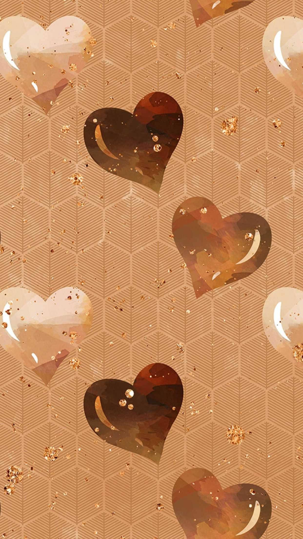 Y2k Heart 桌布 壁紙 — 半透明的心形帶有金色閃粉，漂浮在幾何棕色圖案背景上。