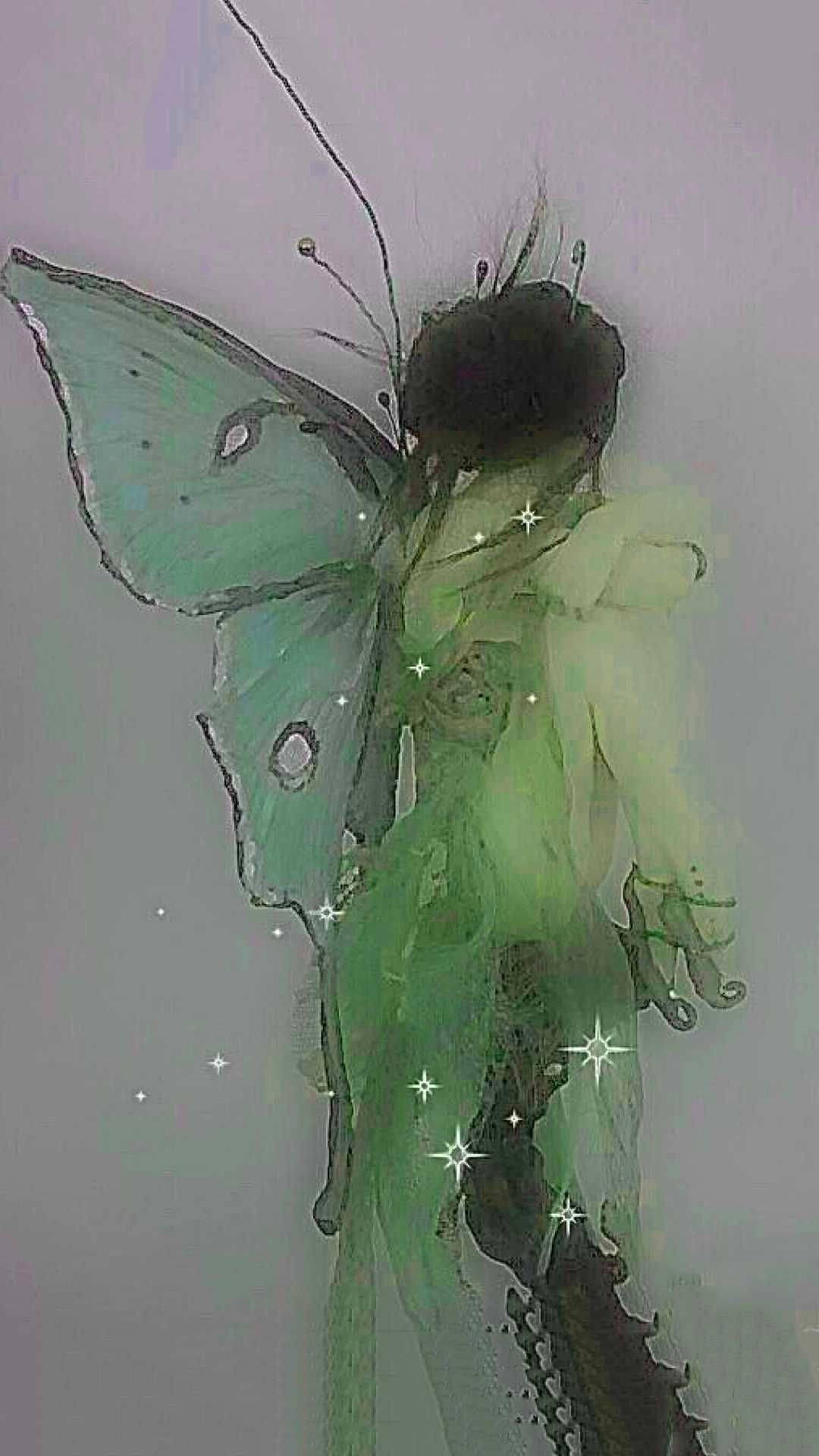 仙女美學 桌布 壁紙 — 半透明的綠色仙子，帶有蛾狀翅膀和閃爍星星，漂浮在柔和的灰色背景上。