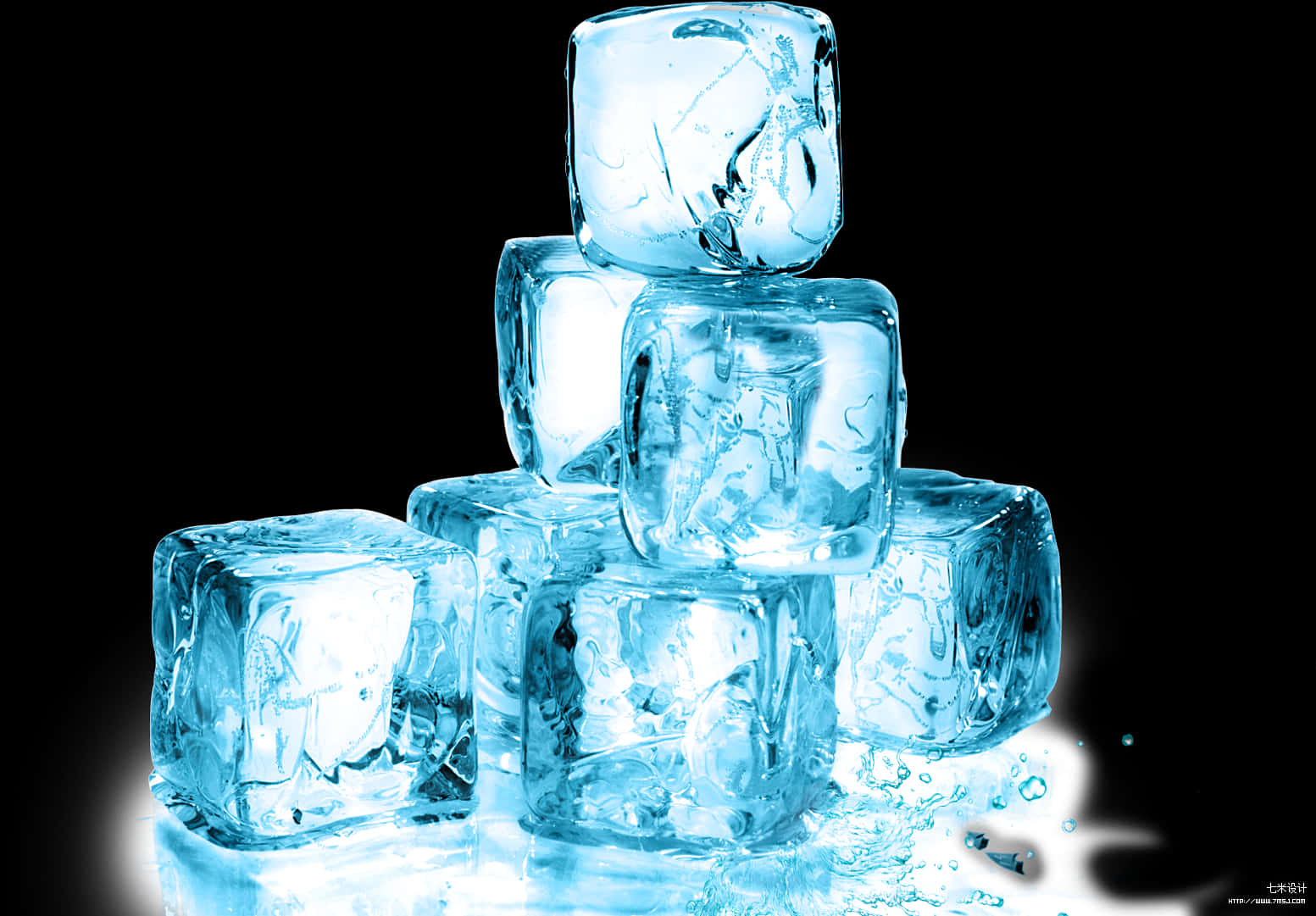 Ice Cubes 桌布 壁紙 — 半透明的藍色冰塊堆疊在一起，在漆黑的背景下發出內部光芒。