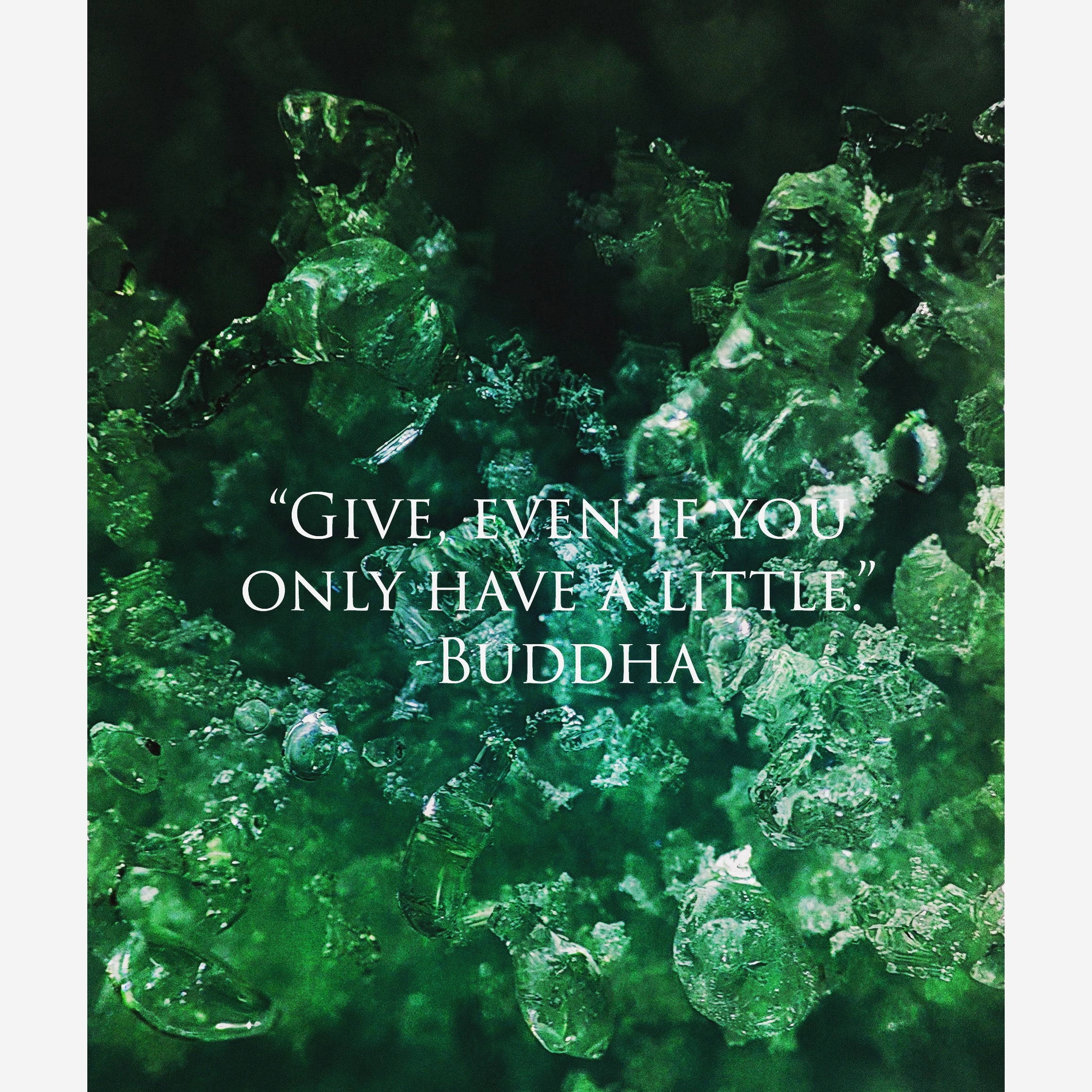 Quote 桌布 壁紙 — 半透明綠色冰晶的特寫，上面覆蓋著白色文字的佛陀語錄。