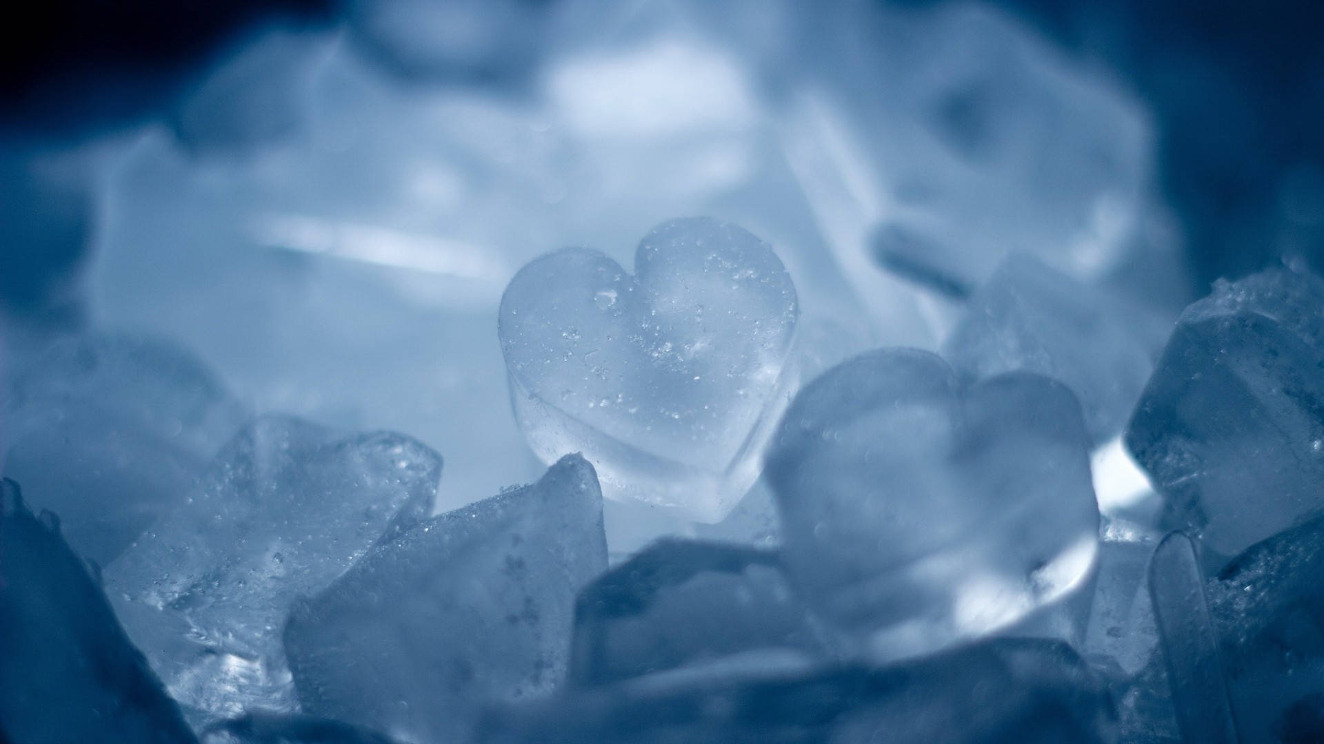 Aesthetic Heart 桌布 壁紙 — 半透明藍色冰塊的特寫，中央有一顆心形冰塊，在冷光中柔和發光。