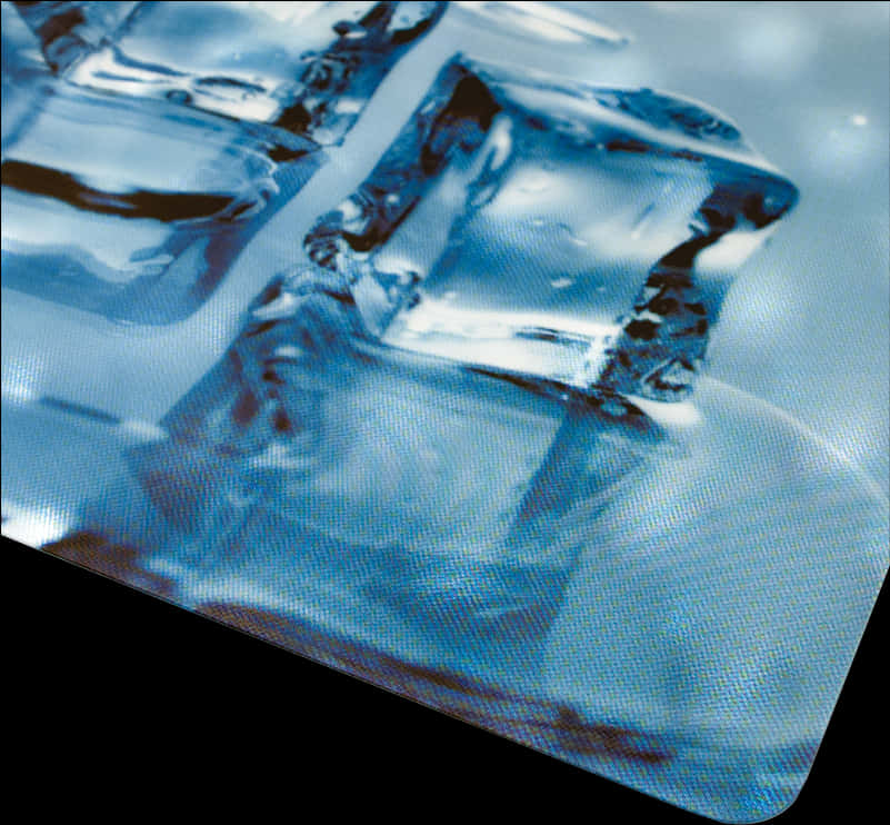Ice Cubes 桌布 壁紙 — 半透明藍色冰塊的特寫，邊緣鋒利，表面有紋理並帶有水珠。