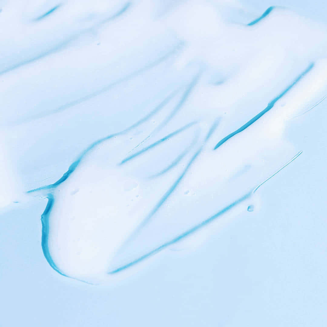 Pastel Blue 桌布 壁紙 — 半透明藍色凝膠的特寫，帶有平滑流暢的線條和微小水滴，背景為柔和淺藍色。