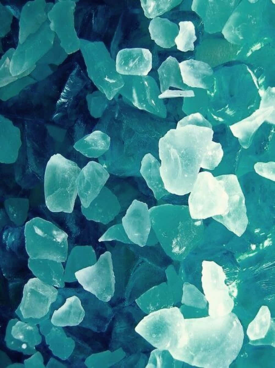 Pastel Blue Green 桌布 壁紙 — 半透明青綠色冰塊碎片的特寫，閃爍著鋒利邊緣和深藍色陰影。