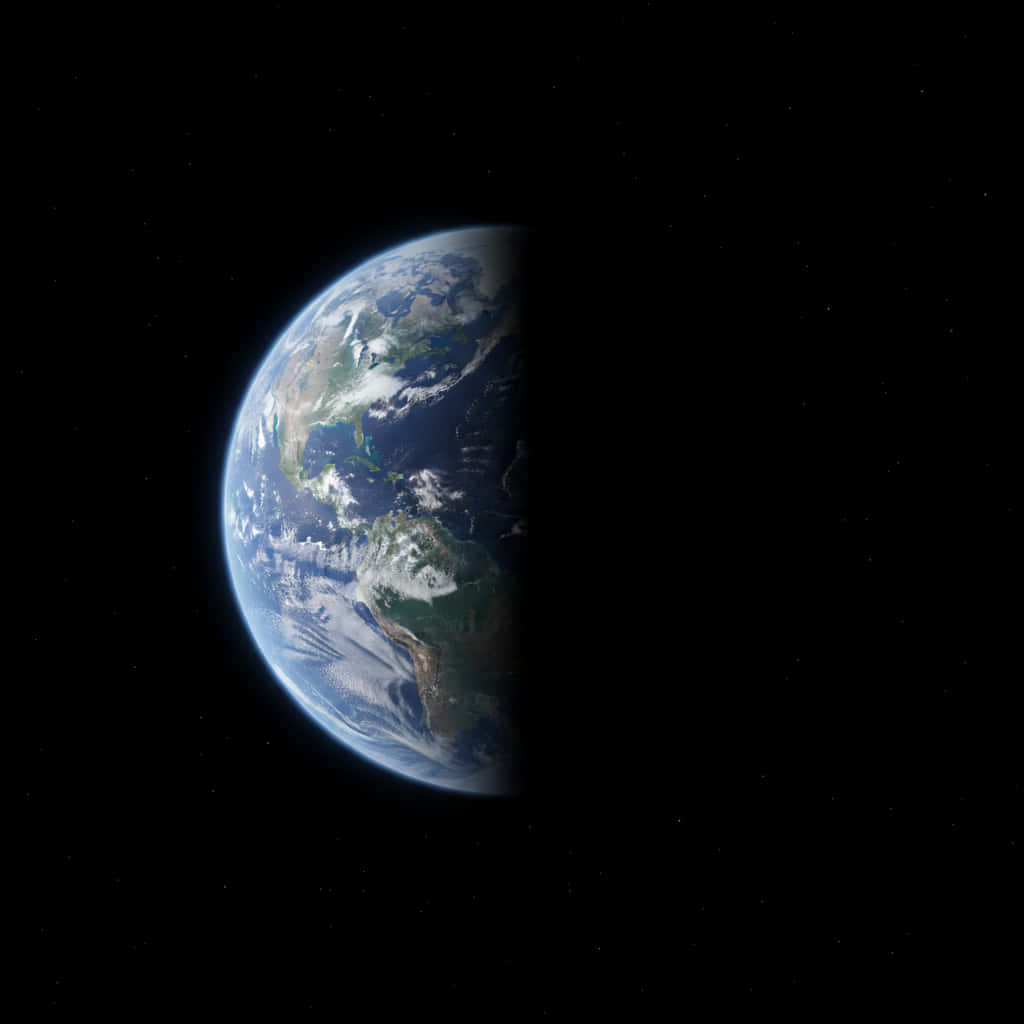 Earth Aesthetic 桌布 壁紙 — 半邊照亮的地球顯示大陸、海洋和雲層，背景是繁星點點的黑色太空。
