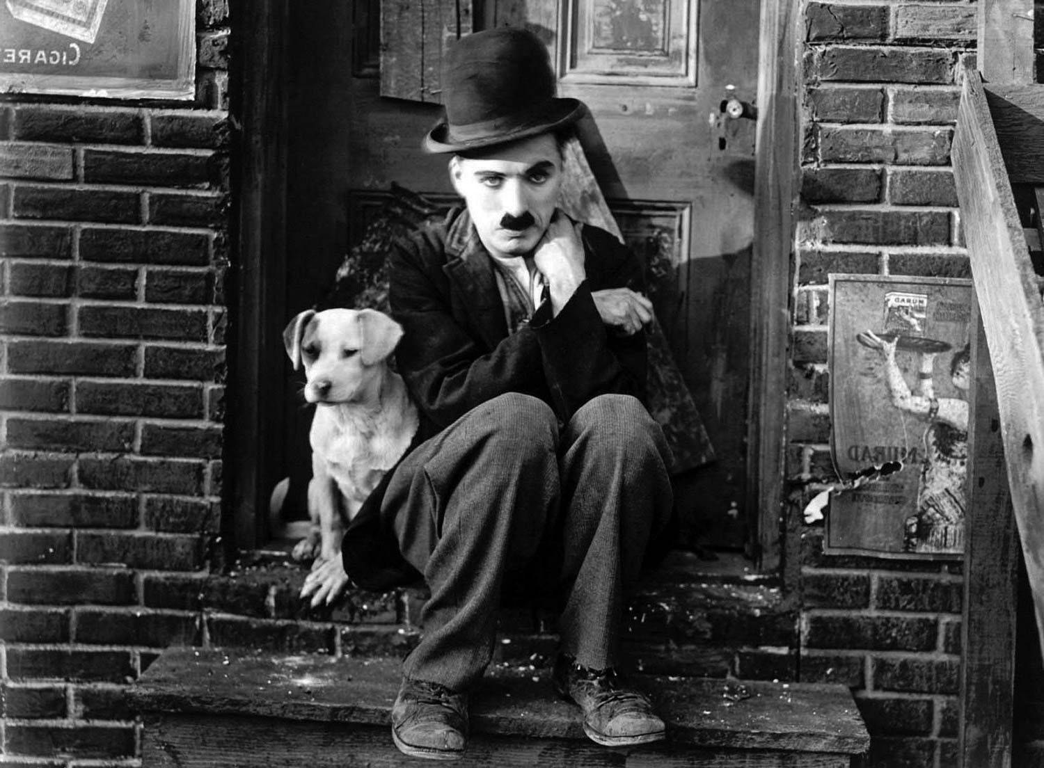 Chaplin 桌布 壁紙 — 卓別林坐在磚砌門階上，與他的狗一起沉思，經典默片劇照。