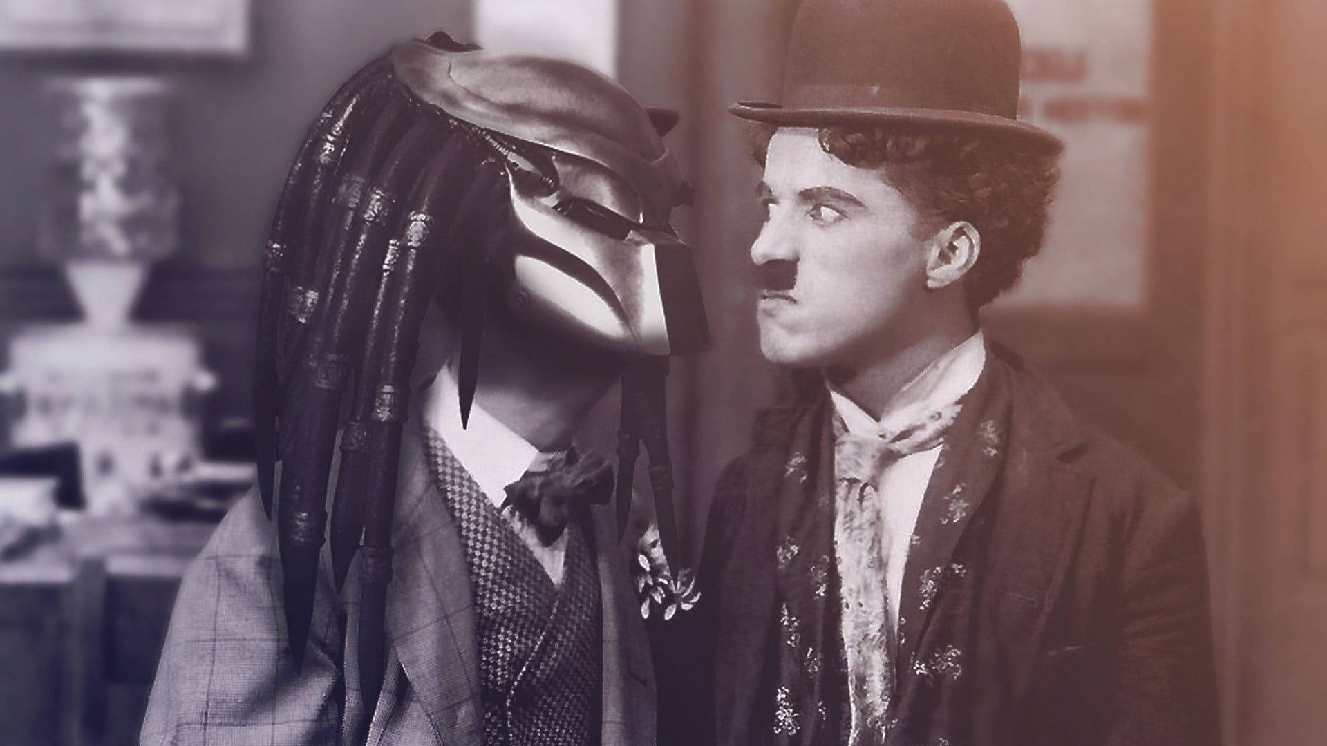 Chaplin 桌布 壁紙 — 卓別林戴著圓頂禮帽，在復古的棕褐色房間裡，專注地盯著一個戴著鐵血戰士面具的男人。
