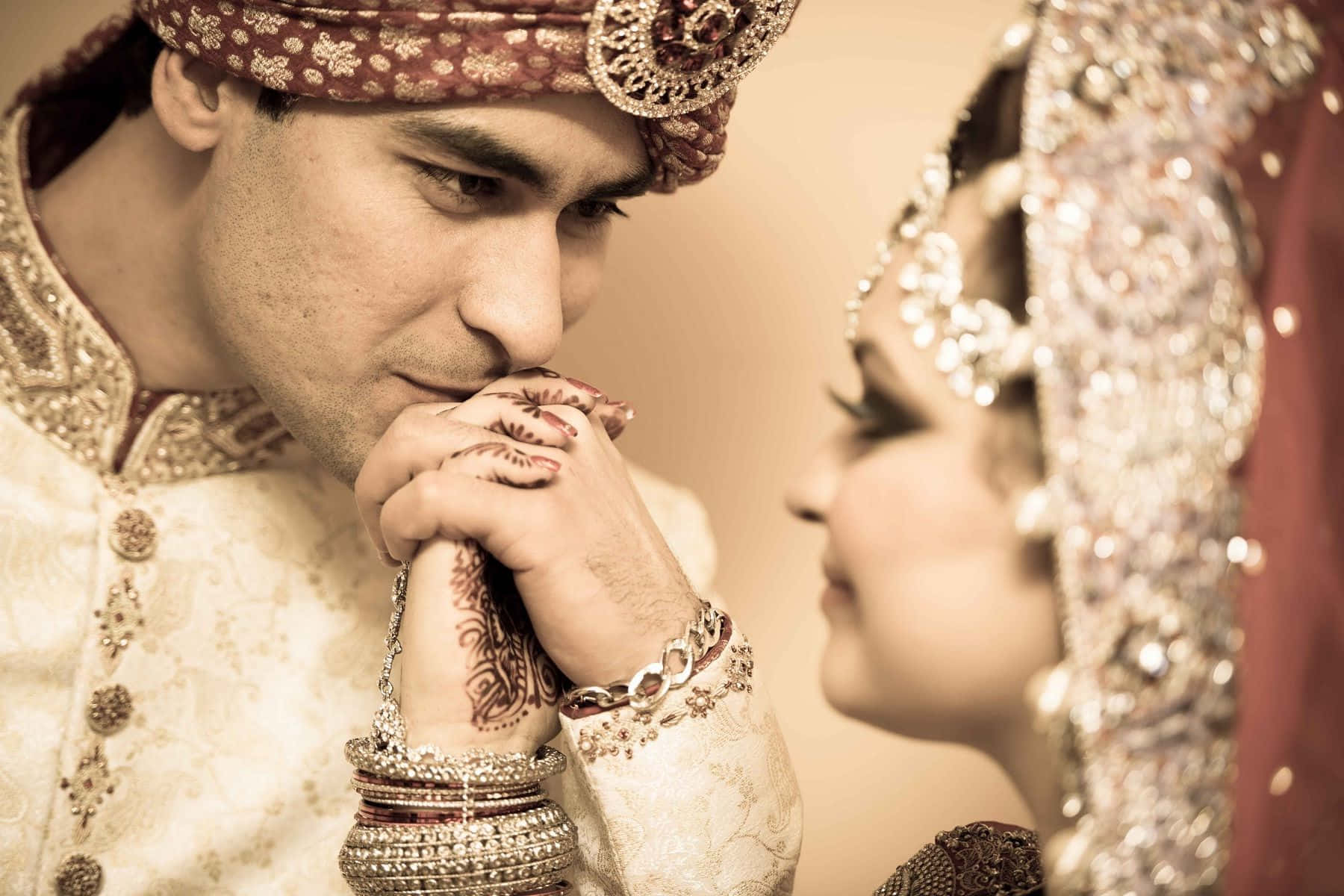 Hindu Wedding 桌布 壁紙 — 南亞新娘和新郎穿著華麗的傳統婚禮服飾，手牽手的溫柔時刻。