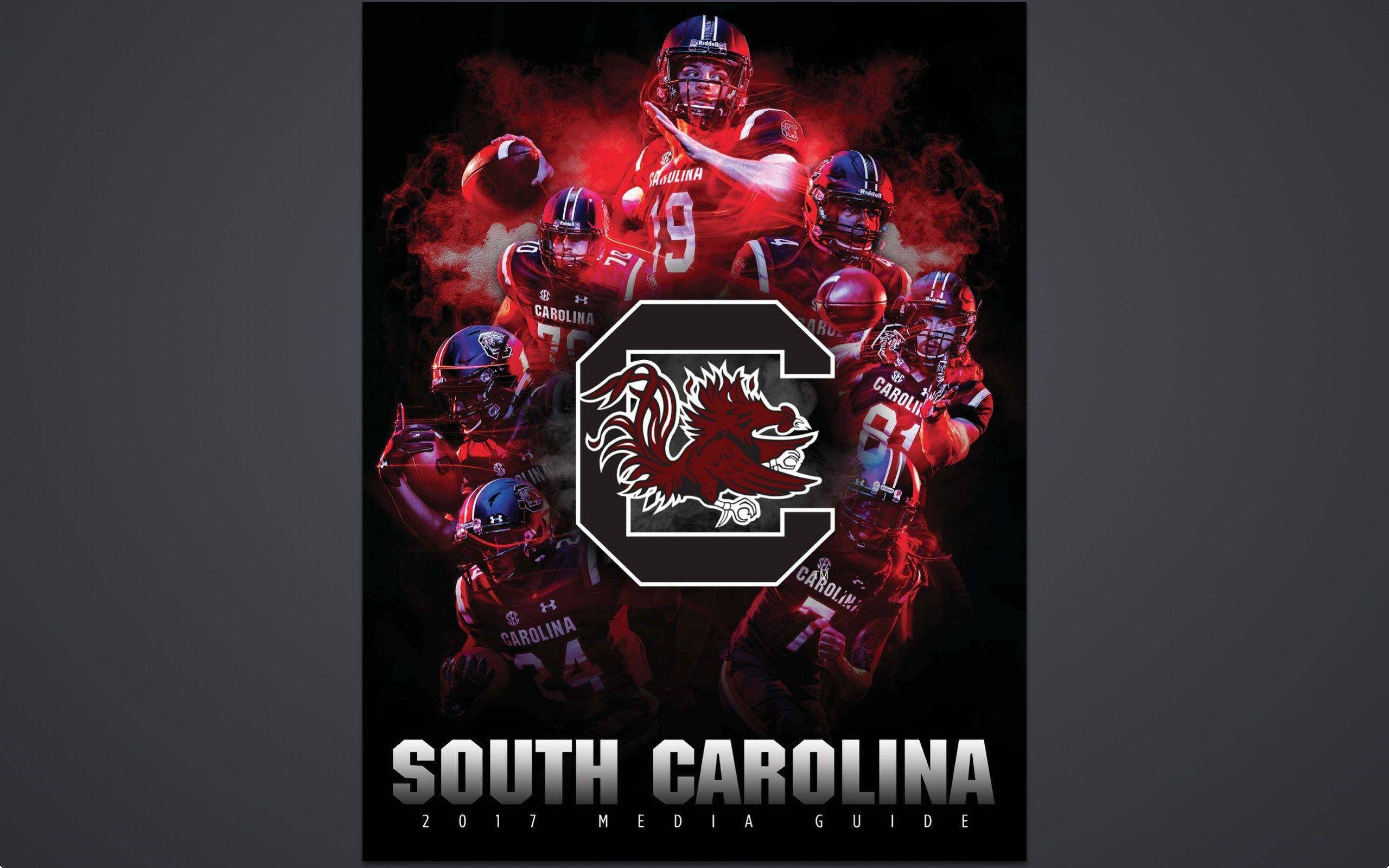 South Carolina Gamecocks 桌布 壁紙 — 南卡羅來納州足球員身穿紅色制服，在黑色背景上以戲劇性的紅色煙霧圍繞球隊標誌。