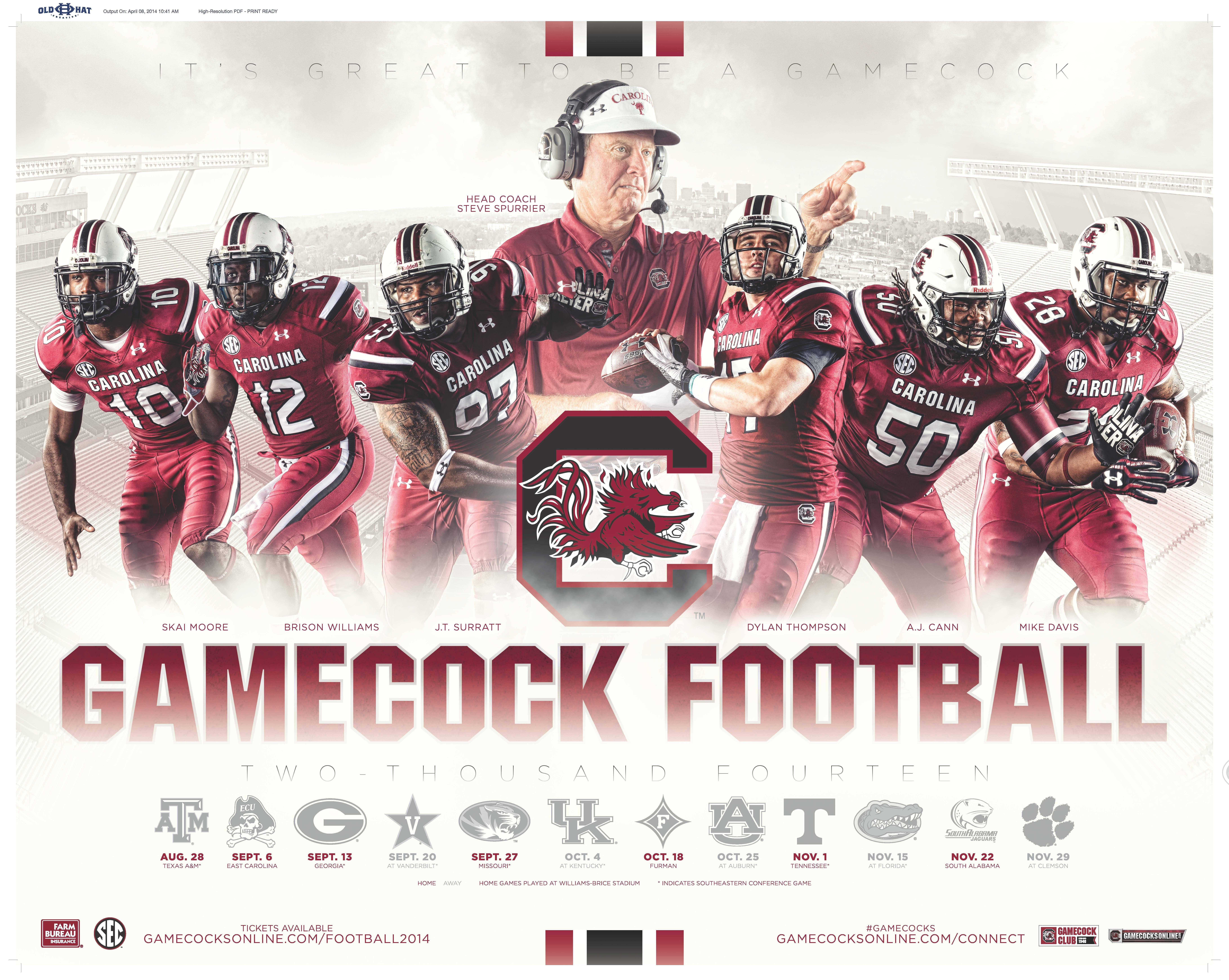 South Carolina Gamecocks 桌布 壁紙 — 南卡羅來納鬥雞隊足球隊身穿紅色球衣，與主教練史蒂夫·斯普里爾在體育場背景下動態擺姿勢。