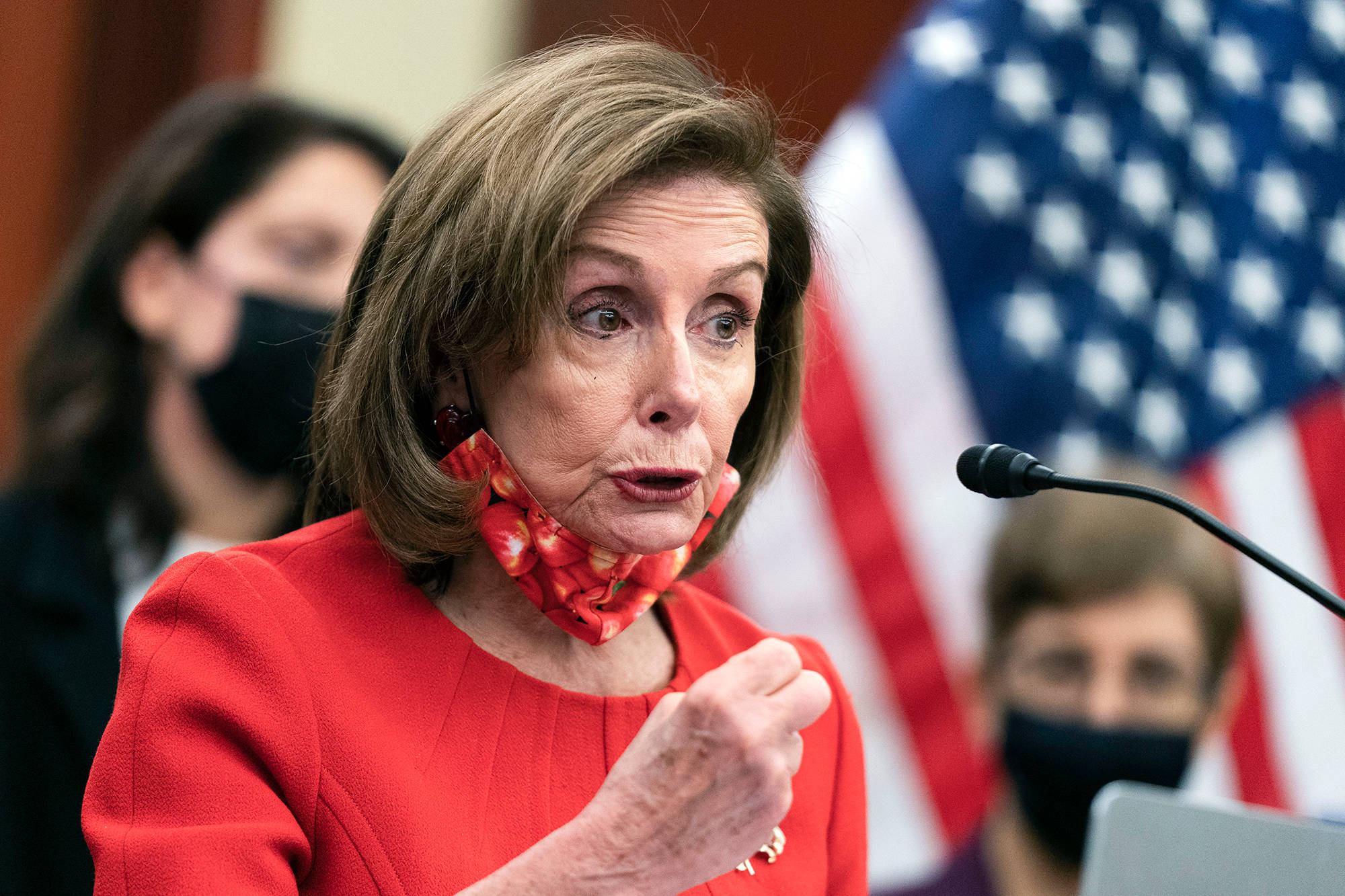 Nancy Pelosi 桌布 壁紙 — 南西·裴洛西在正式聽證會上激情發言，身後有美國國旗。