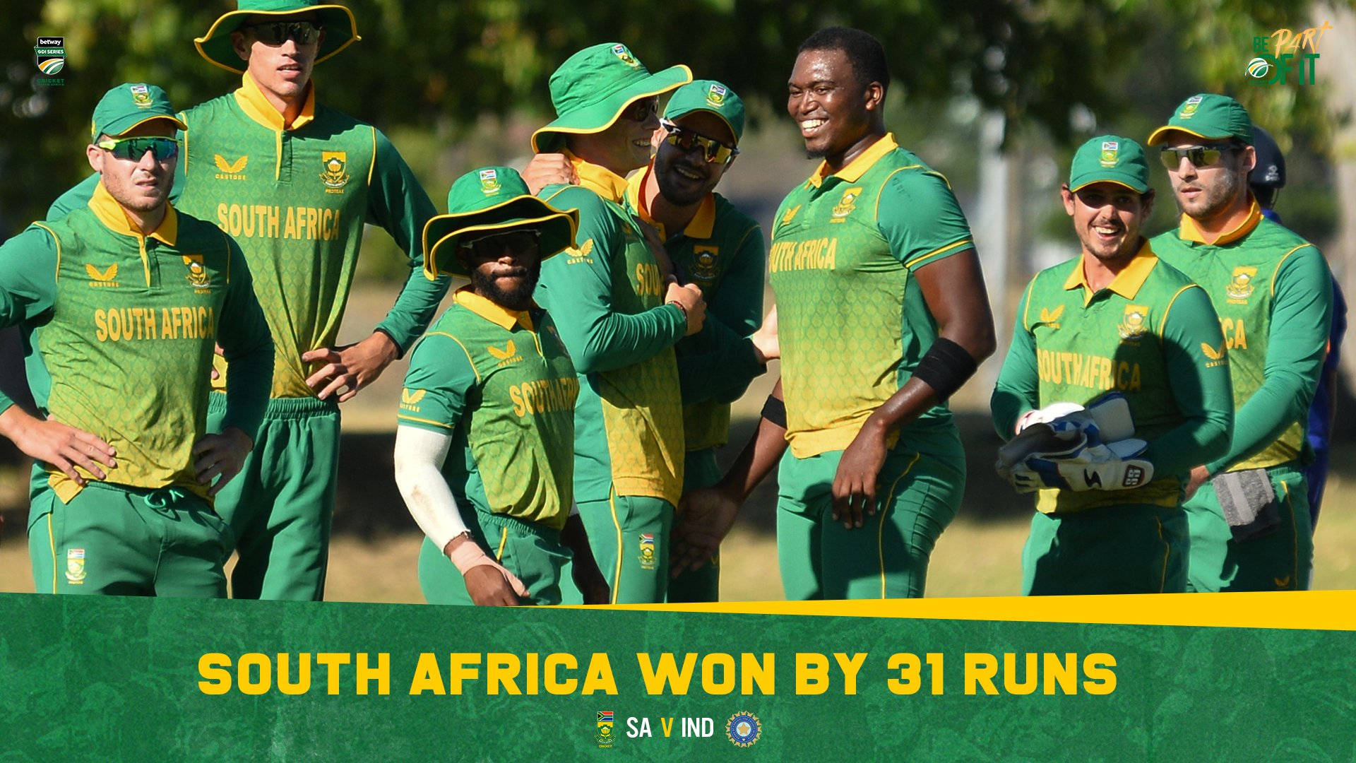 south africa cricket 桌布 壁紙 — 南非板球隊身穿綠色和黃色制服，在明亮的陽光下於戶外慶祝勝利。