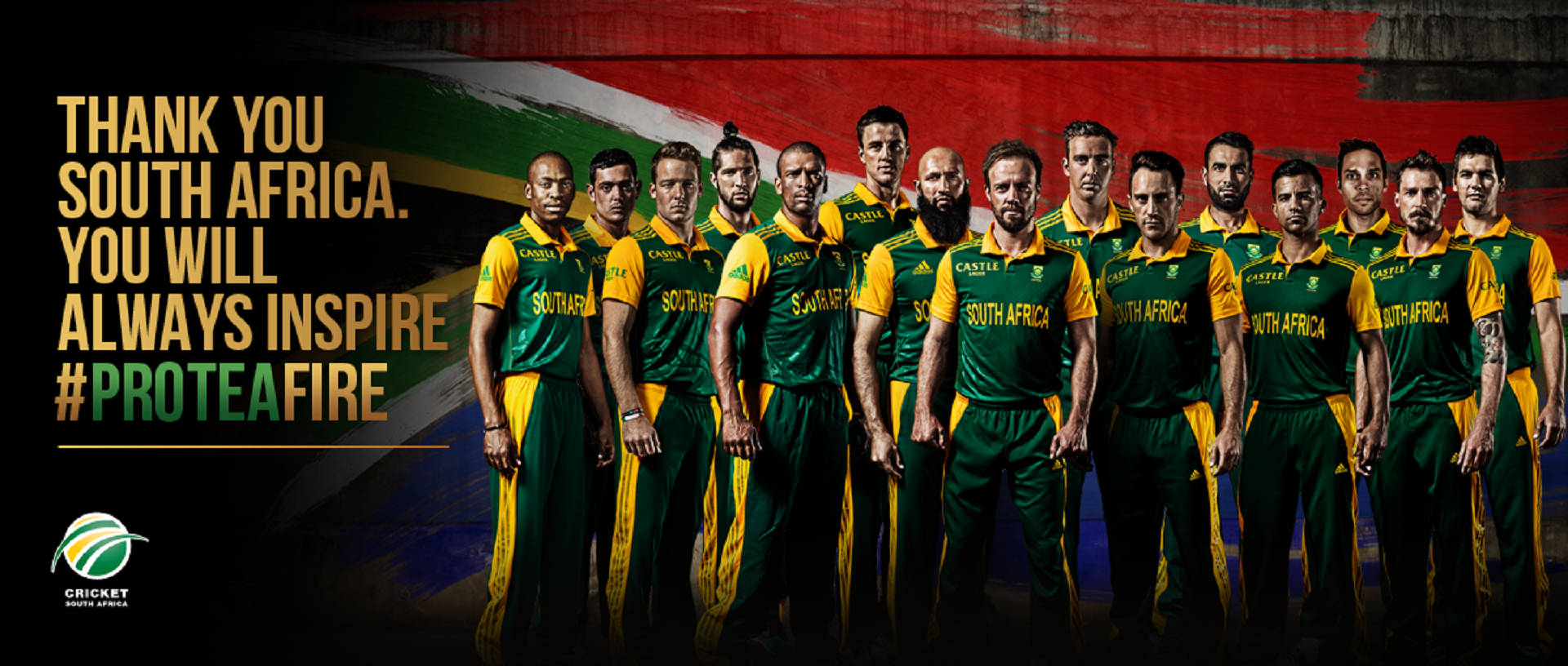 south africa cricket 桌布 壁紙 — 南非板球隊身穿綠色和黃色制服，在充滿活力的國旗背景下自豪地站立，並帶有勵志文字。