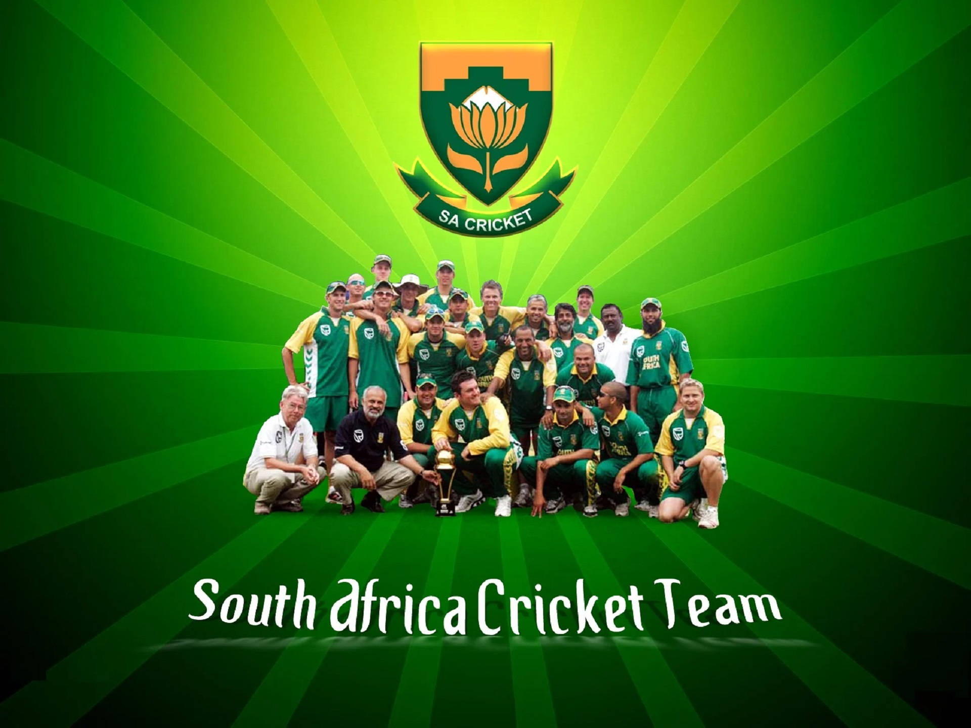 south africa cricket 桌布 壁紙 — 南非板球隊身穿綠色和黃色制服，在帶有球隊標誌的耀眼綠色放射狀背景前自豪地擺姿勢。