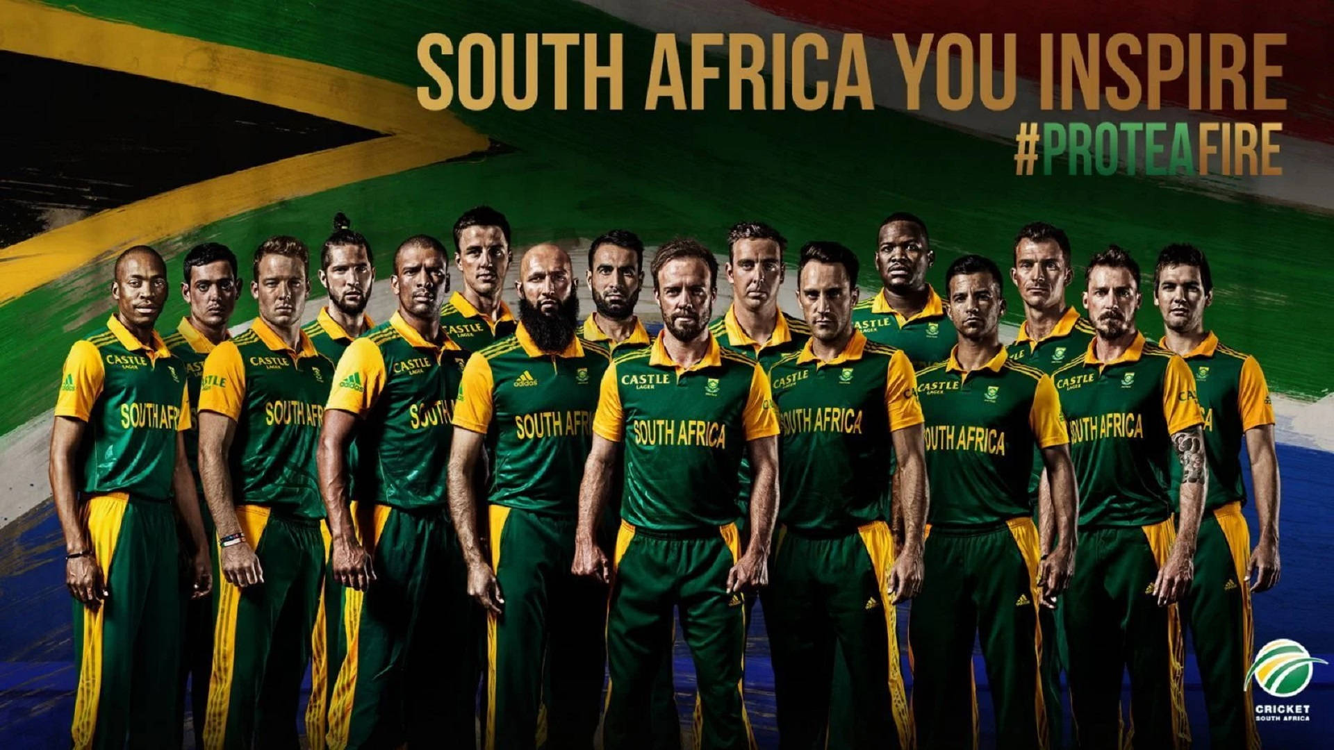 south africa cricket 桌布 壁紙 — 南非板球隊身穿綠色和黃色制服，自信地站在鮮豔的國旗背景前。