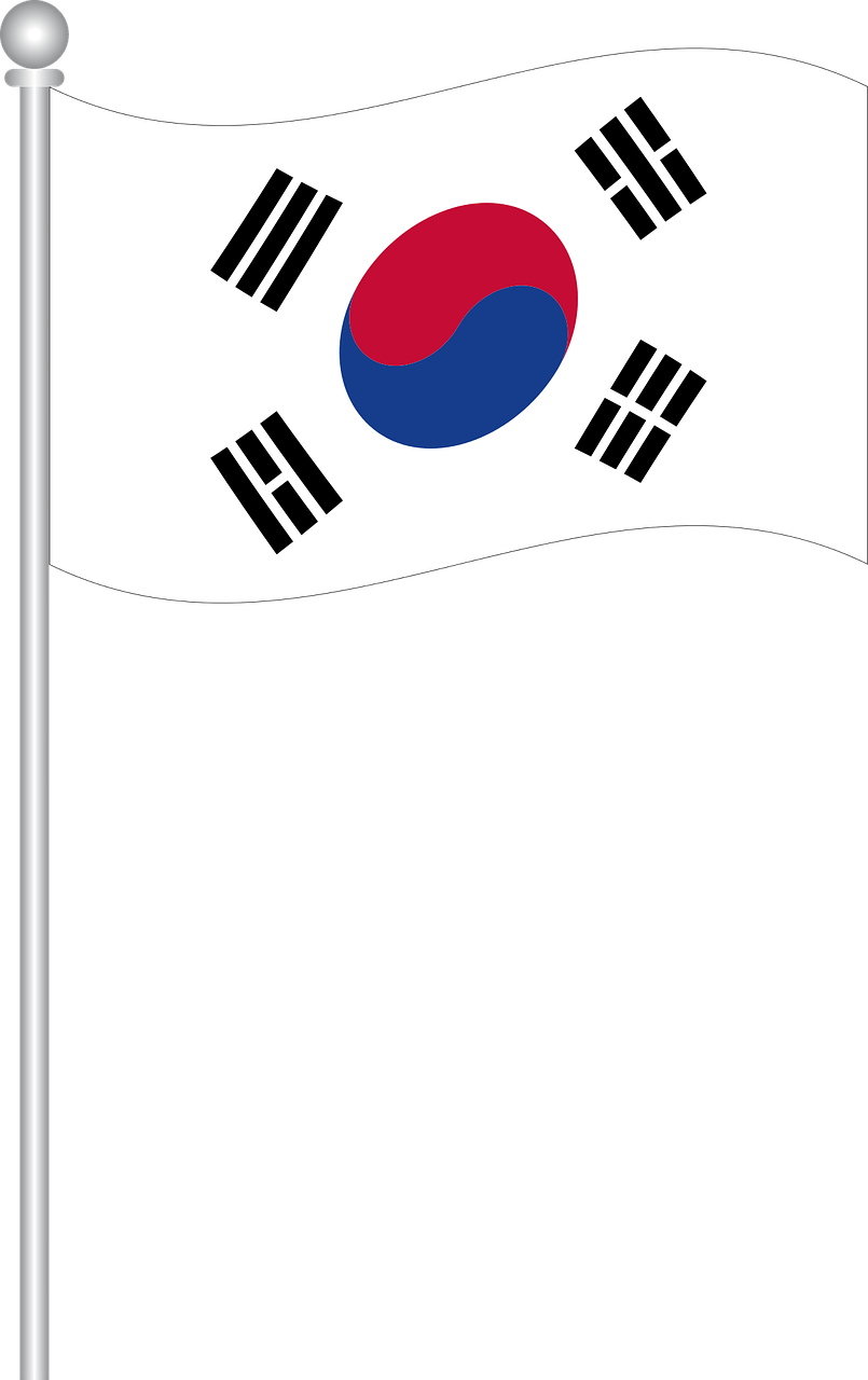 韓國 桌布 壁紙 — 南韓國旗在旗桿上飄揚，背景為純黑色，帶有鮮明的紅、藍、白色。